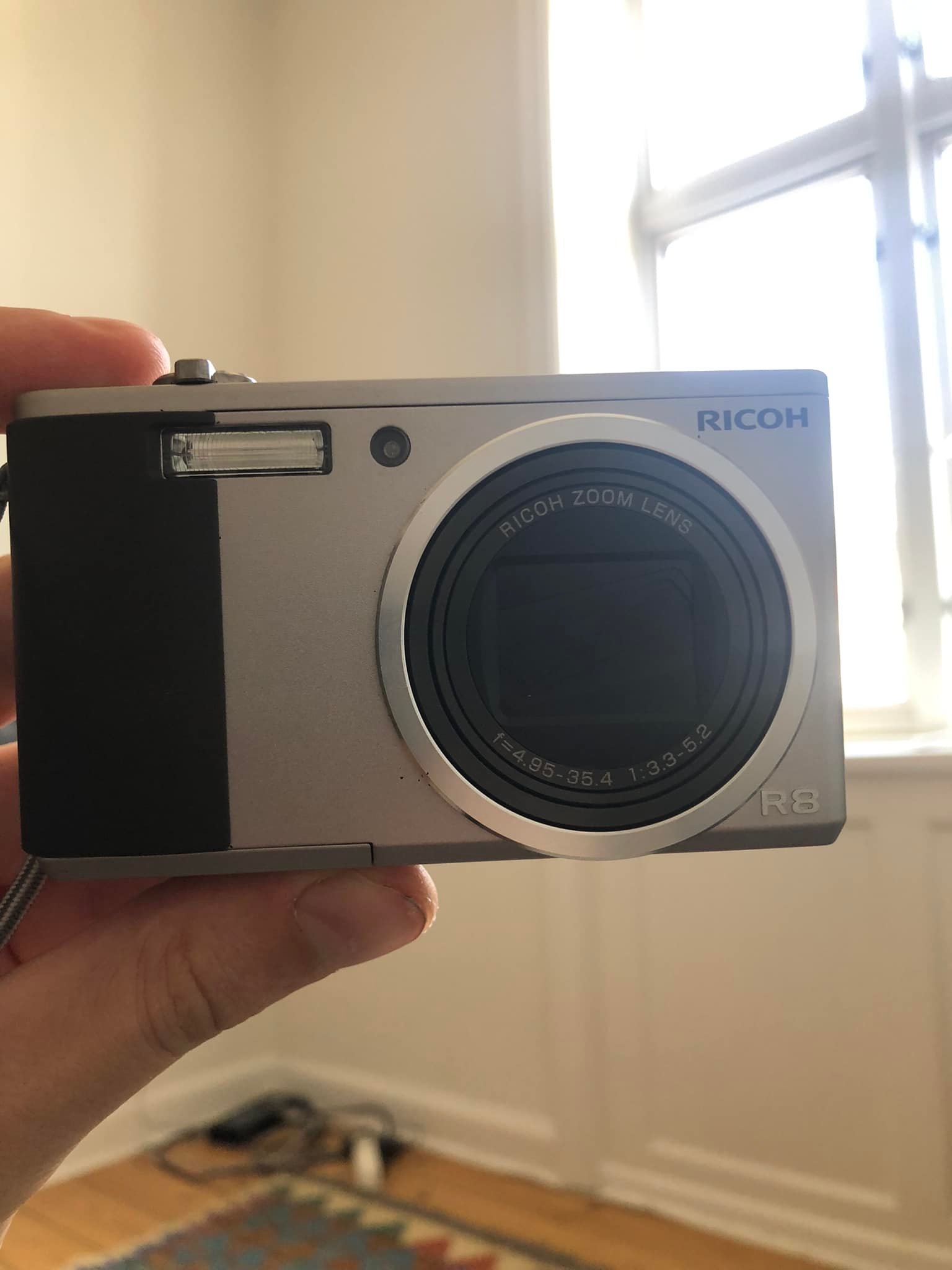 Hi all Just bought this used Ricoh R8. When I turn it on the 