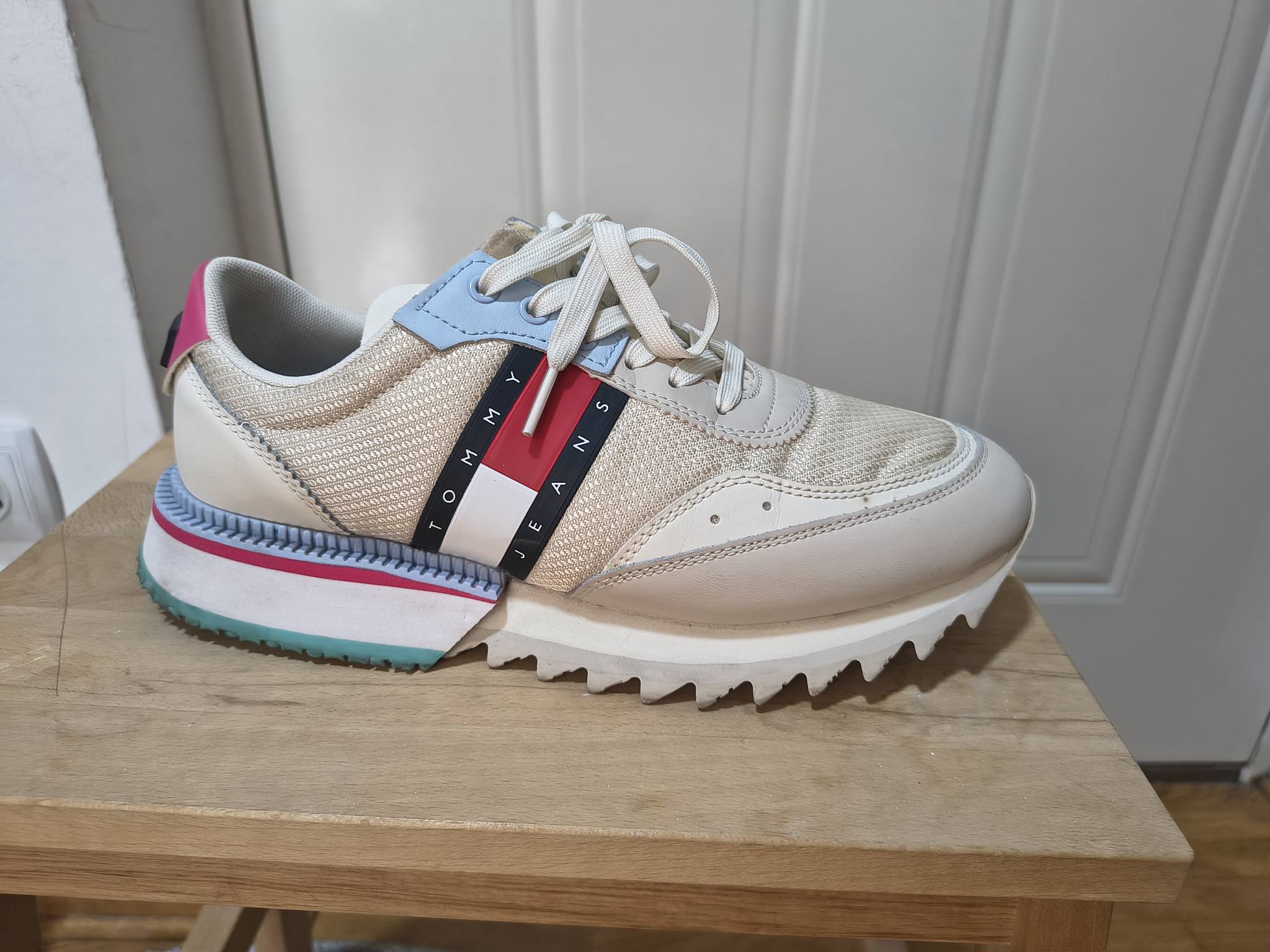 1. Tommy Jeans 41, 26 cm, 4000 2. New balance 40.5, 26cm, 3000 3 