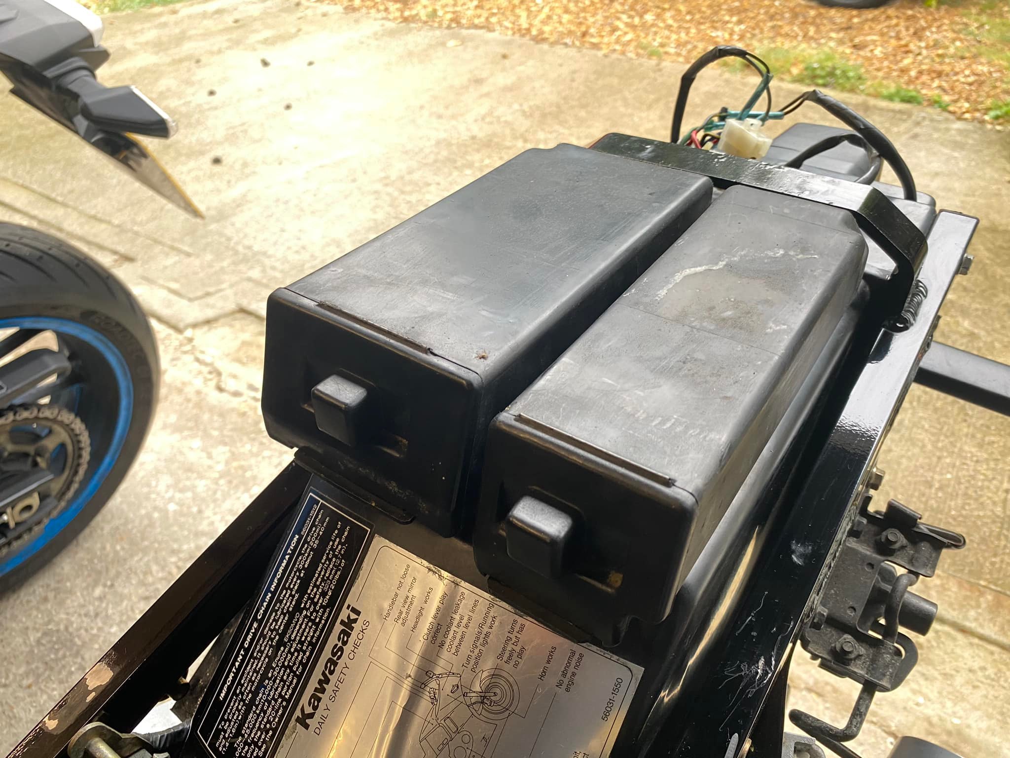 Were storage containers standard on Kawasaki GPX 600R?