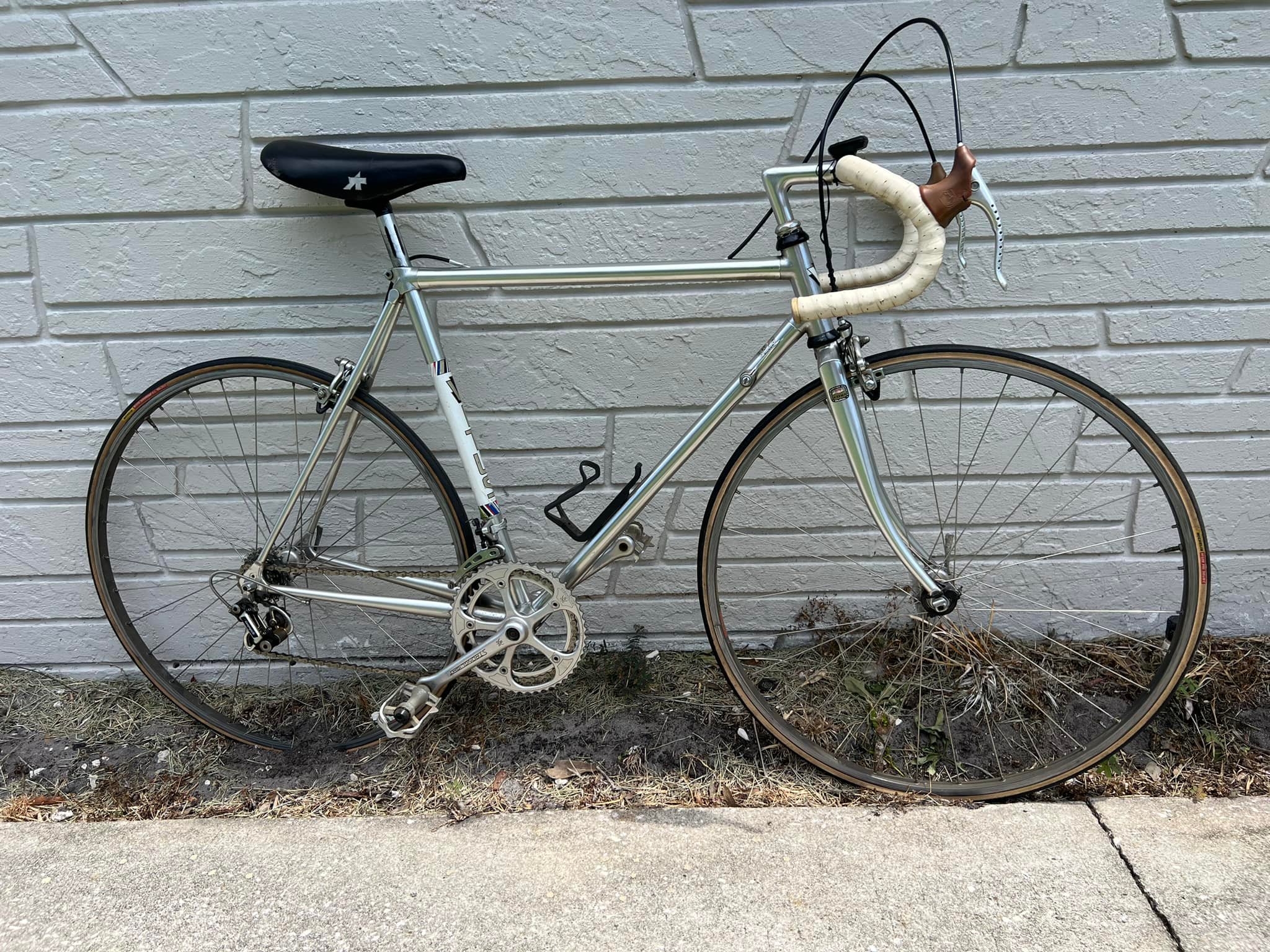 What is the value range of a Look Bernard Hinault and a Vitus 979