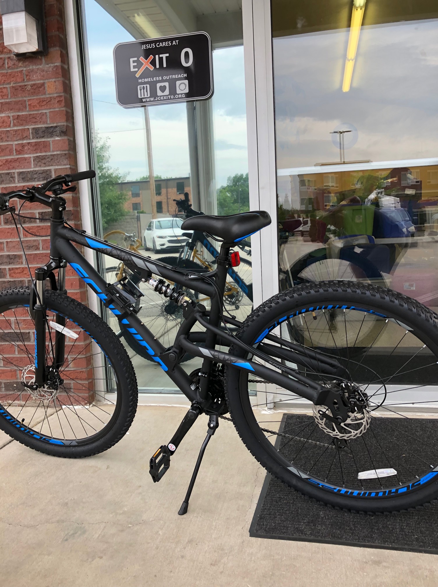 schwinn bicycle donation request 1/6 Black Phantom The bike has a user weight capacity of 300 lbs and a product weight of 102 lbs Schwinn Signature Men's Standpoint 27.5