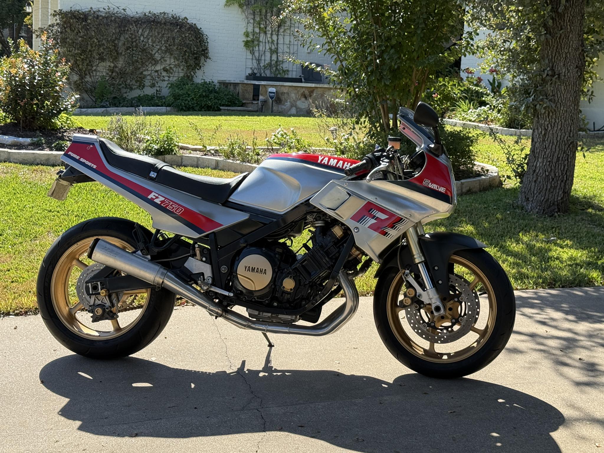 40 year old 5 valve Yamaha in old school sport bikes
