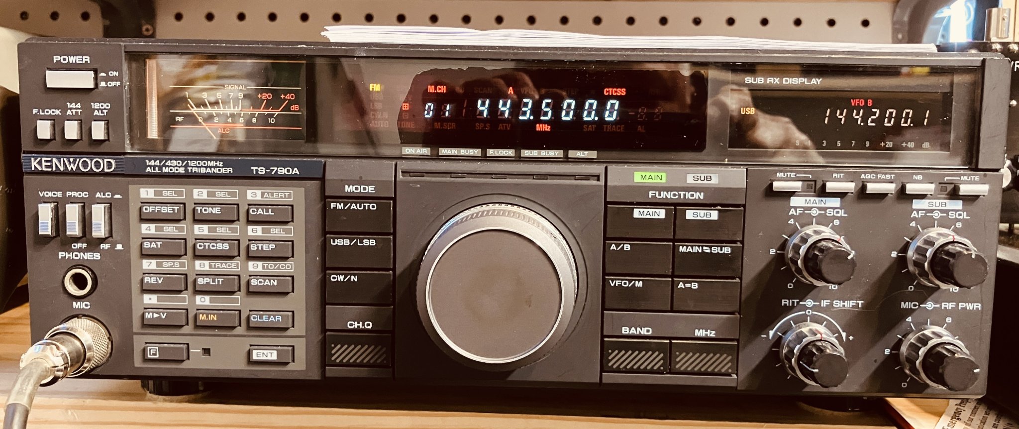 Nice, working Kenwood TM-733 dial band radio. Photos show