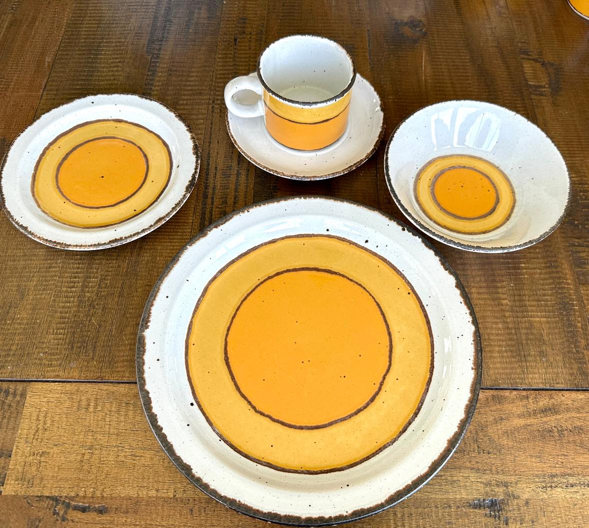 Set of 3 vintage mid-century modern dinner plates in the 