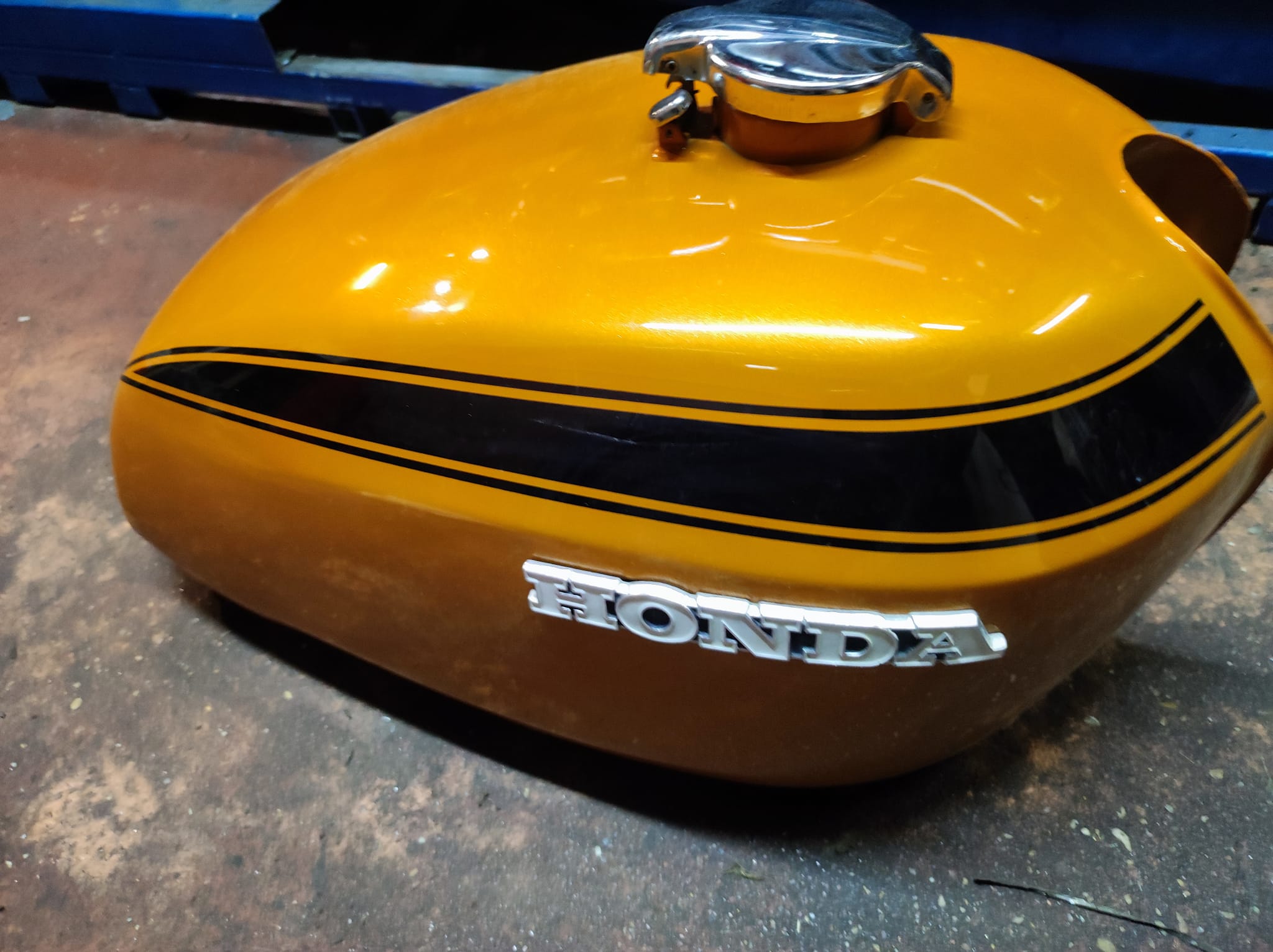 Honda CB750K candy gold color scheme