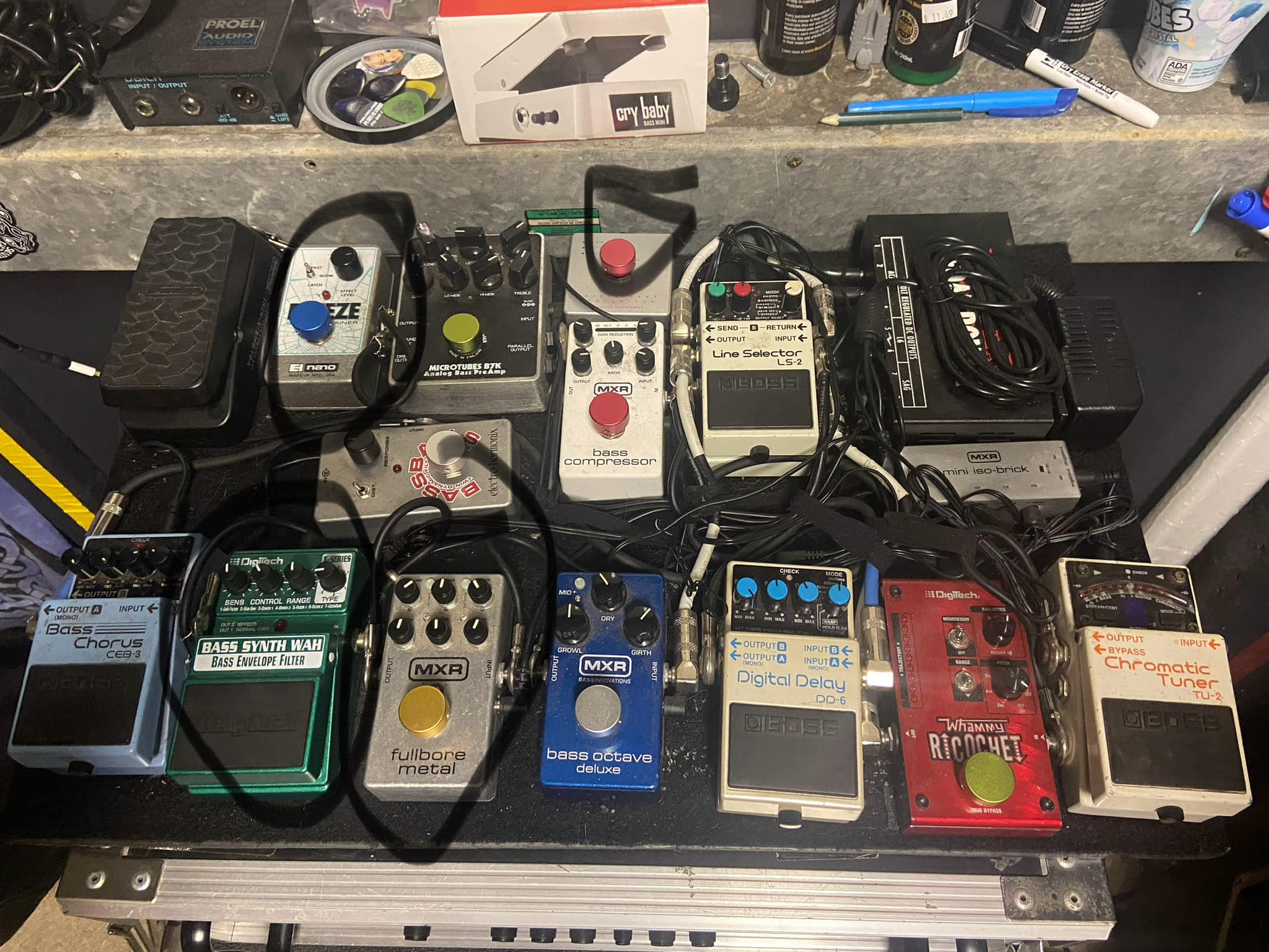 Is this how a Boss Line Selector LS-2 works? If I want to switch