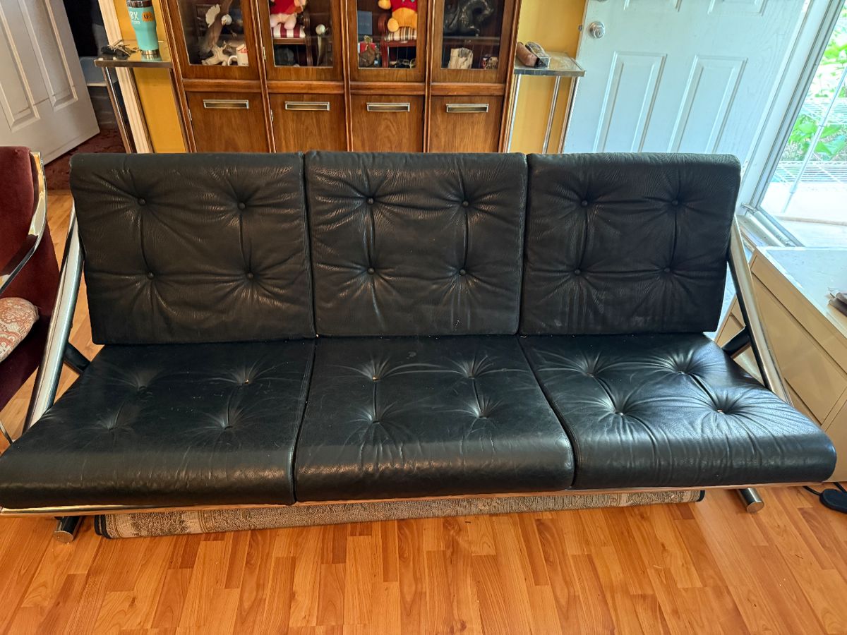 Hoping someone can help me identify this sofa. Thanks