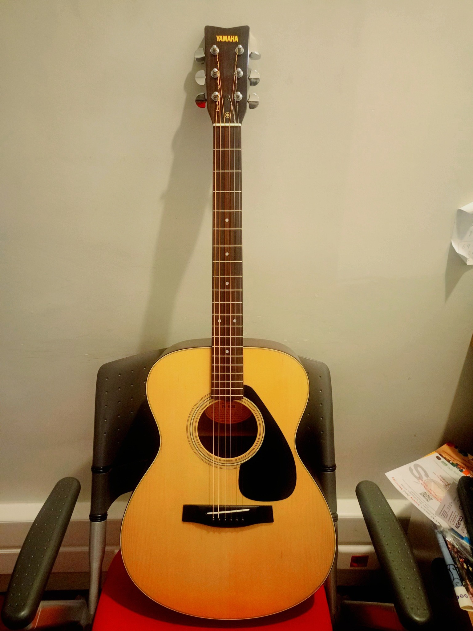 What are the details of the Yamaha FG-152B guitar?