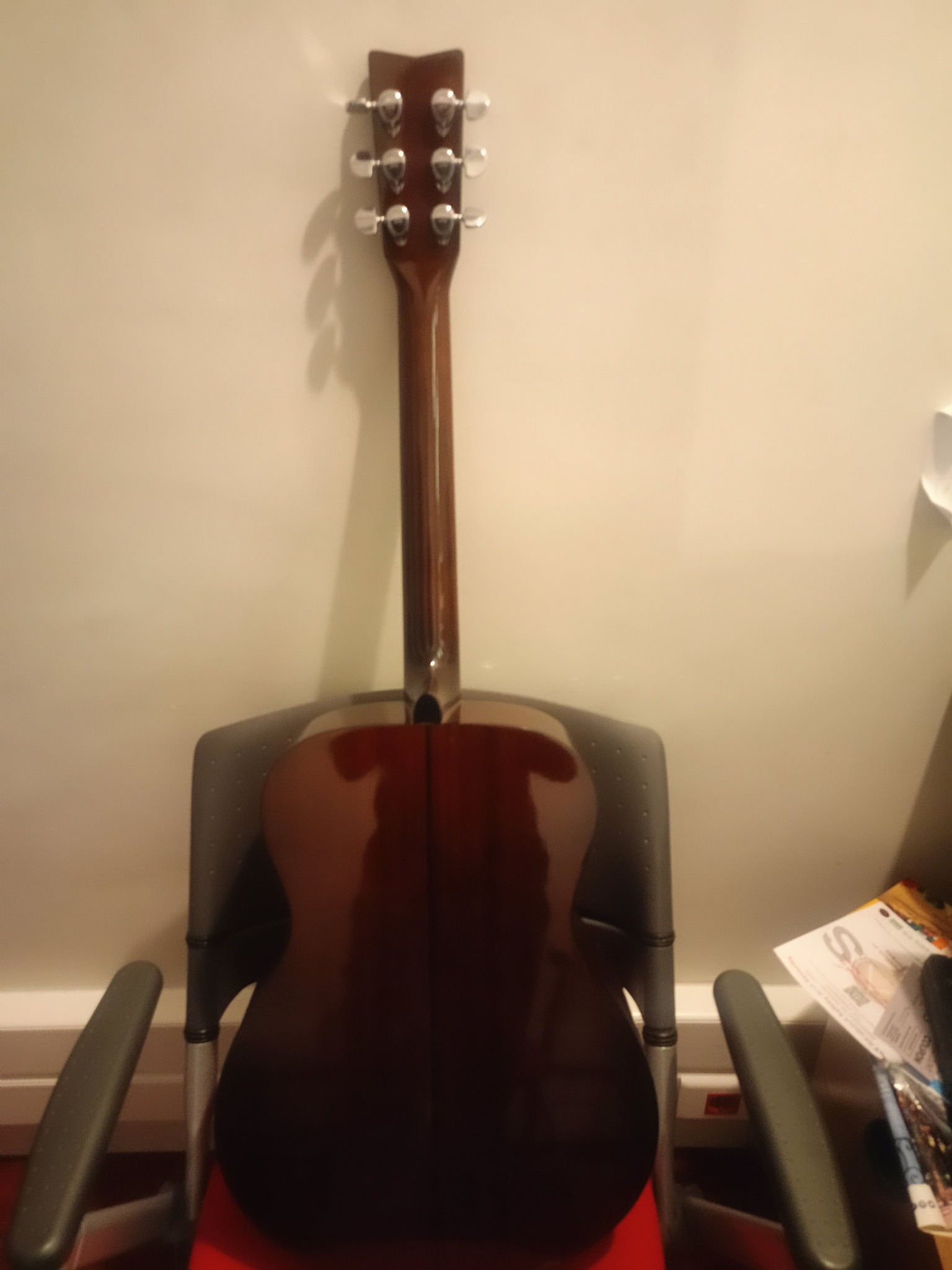 What are the details of the Yamaha FG-152B guitar?