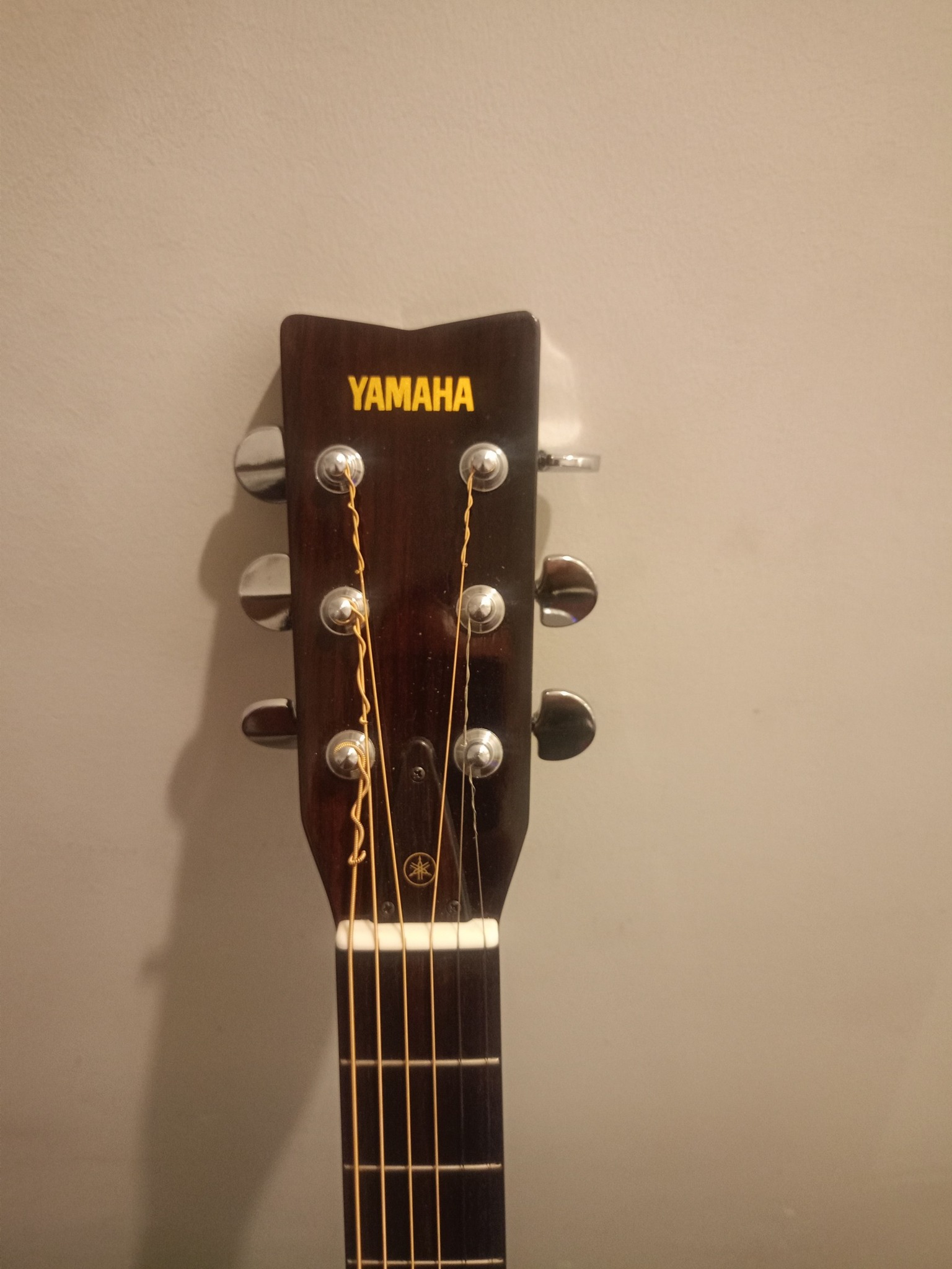What are the details of the Yamaha FG-152B guitar?