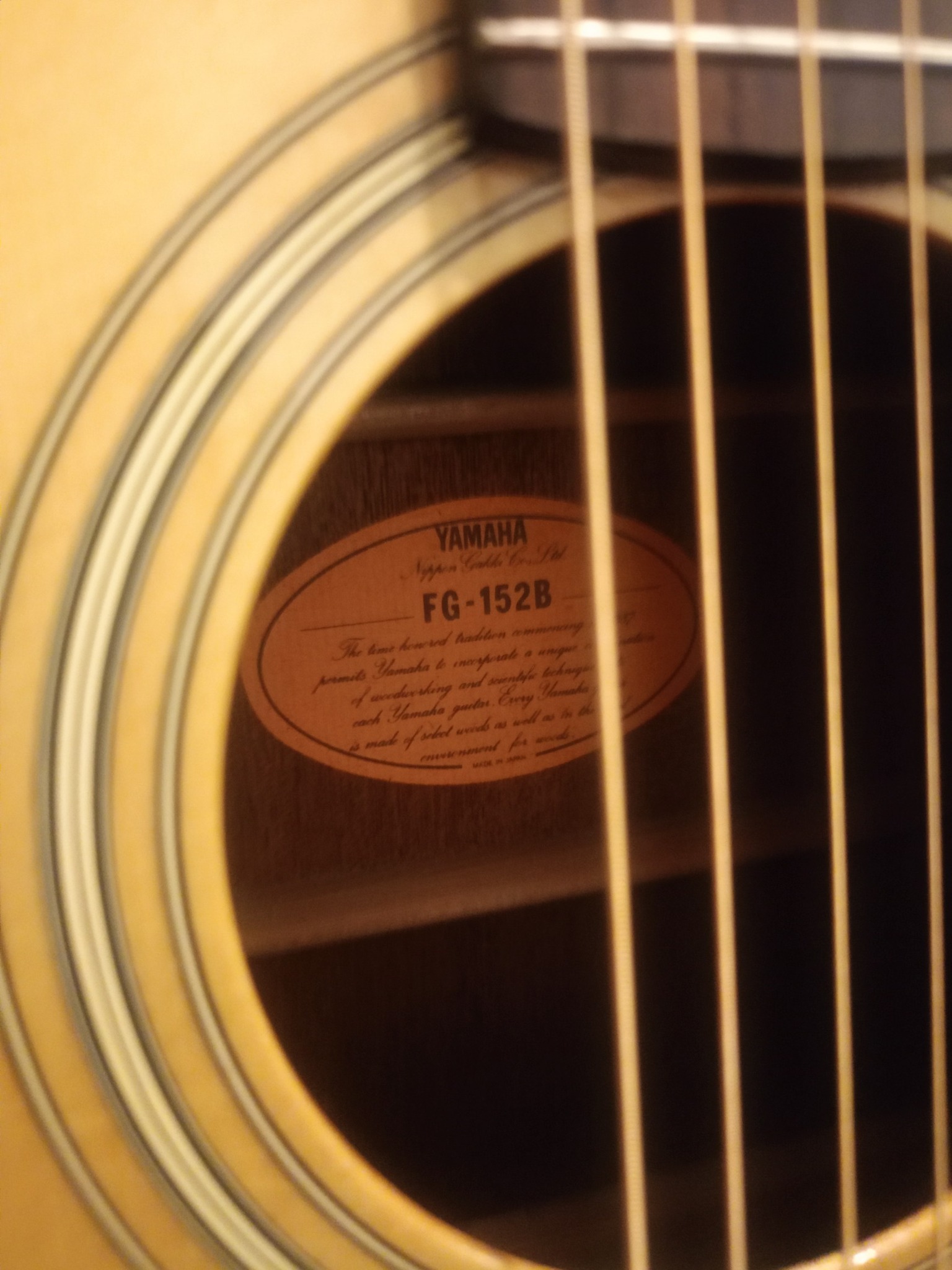 What are the details of the Yamaha FG-152B guitar?