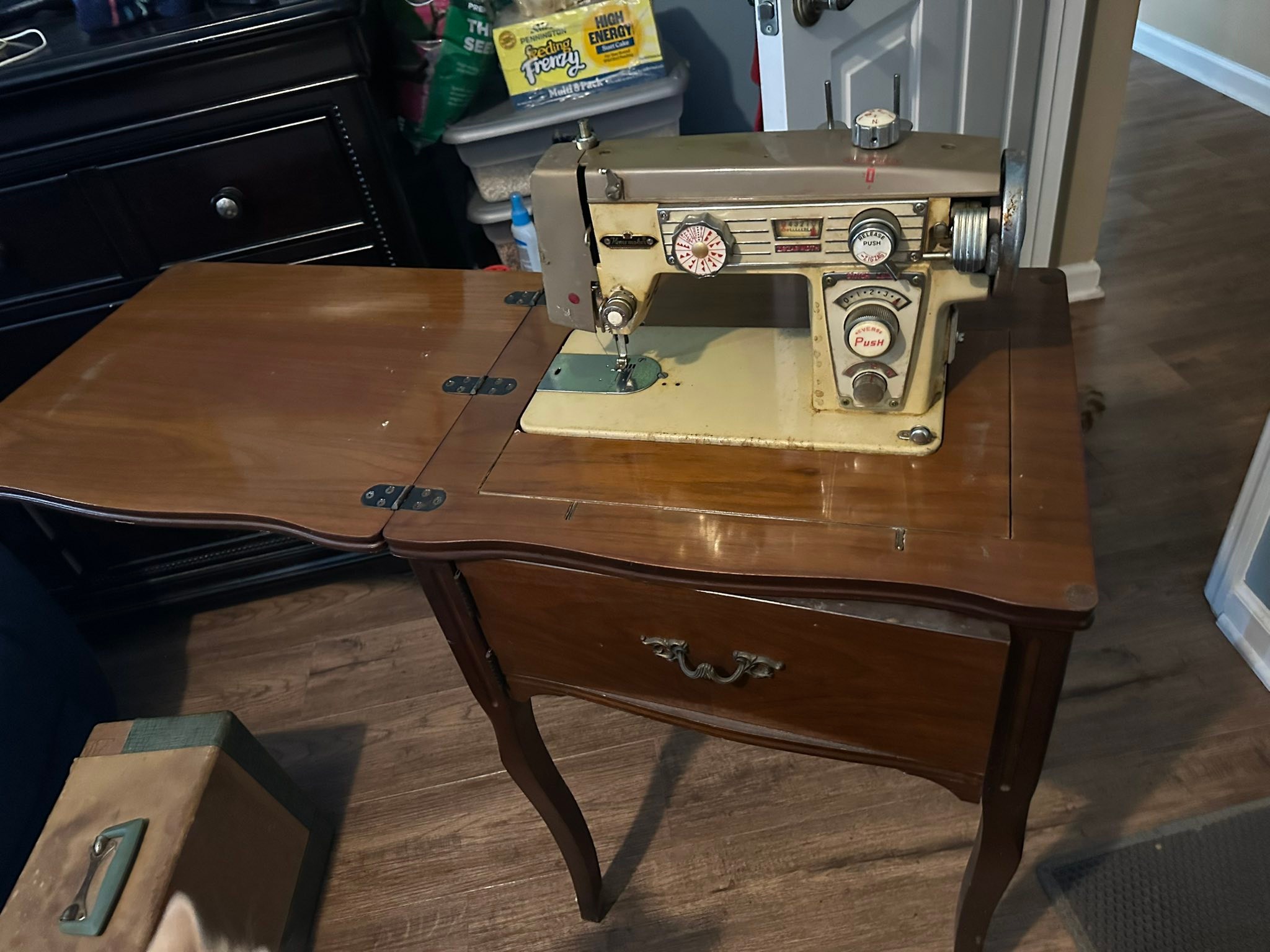 What is the Plymouth Deluxe Zigzag sewing machine?