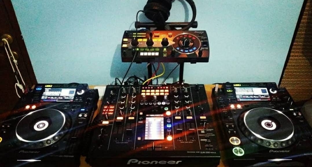 My current set up. 2x Pioneer Cdj 2000 Nexus, 1X Pioneer Djm 800