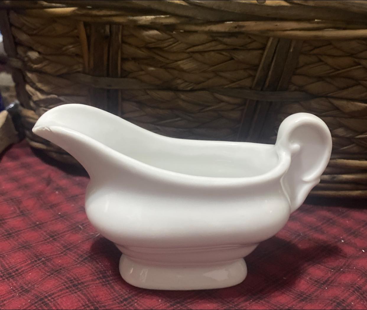 Identify small vintage gravy boat maker? display picture 1