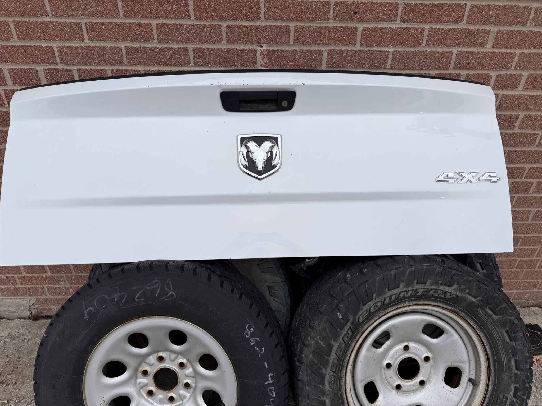 ft:2009-2018 Dodge Ram 1500/10-Up 2500 Gloss Black Talgate Handle