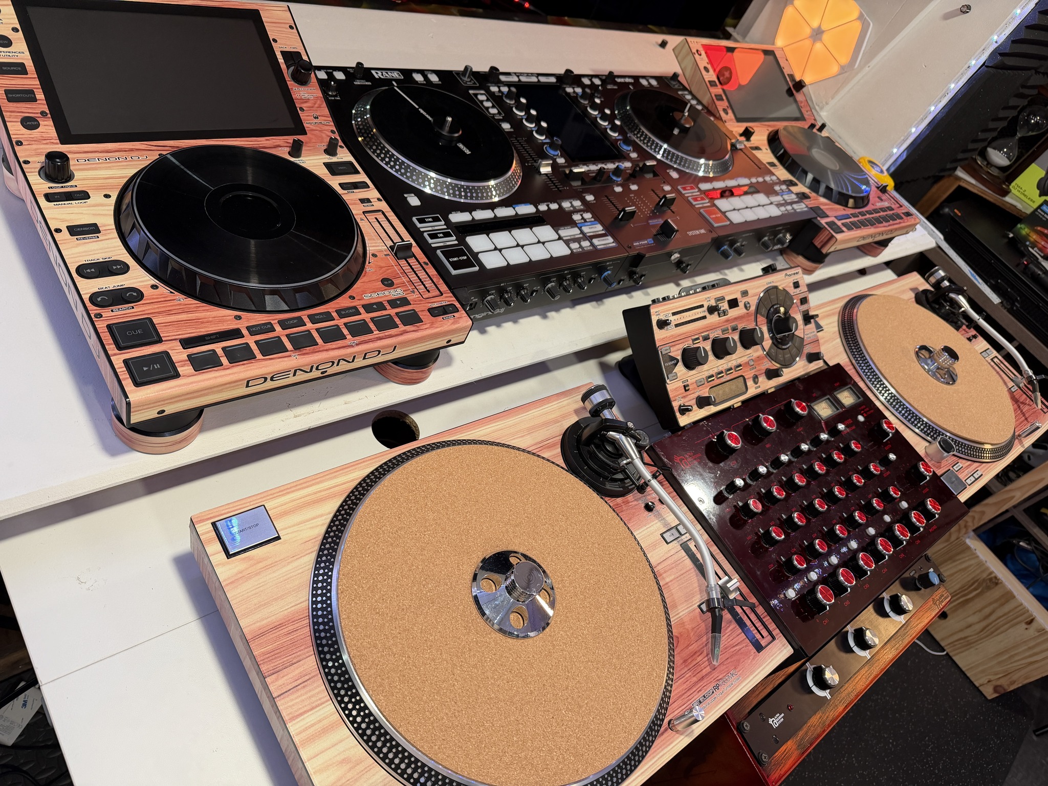 My Rane One with 8 inch Vinyls and 10,9 screen