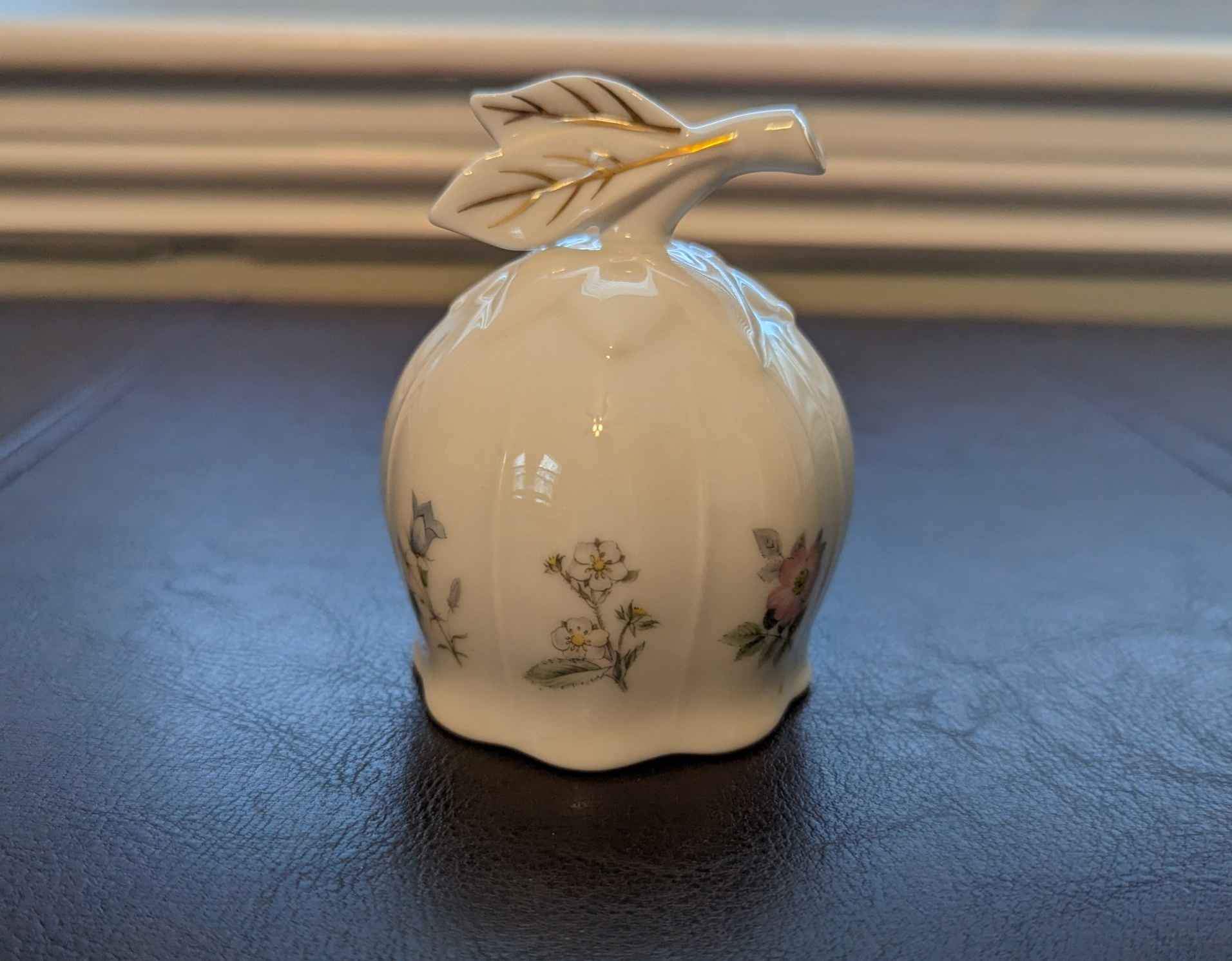 Washington ceramic bell with a glossy glazed finish, printed