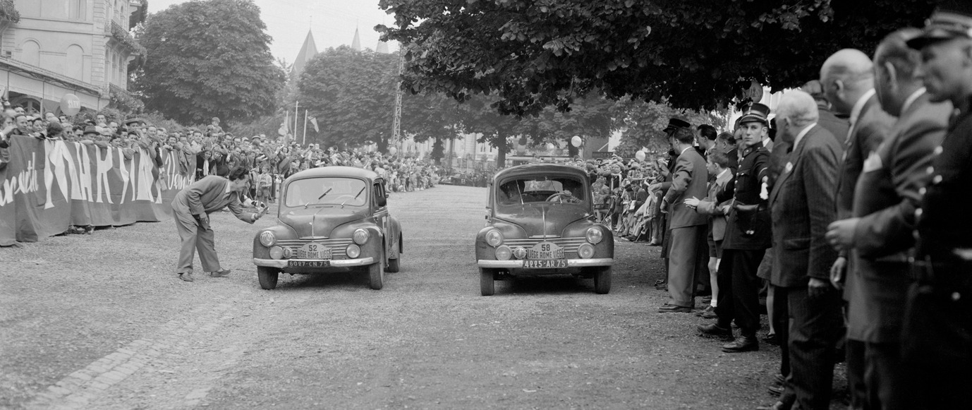 Badge Du 25ème Rallye Automobile Liège-Rome-Liège 1955 - Pin's Vintage