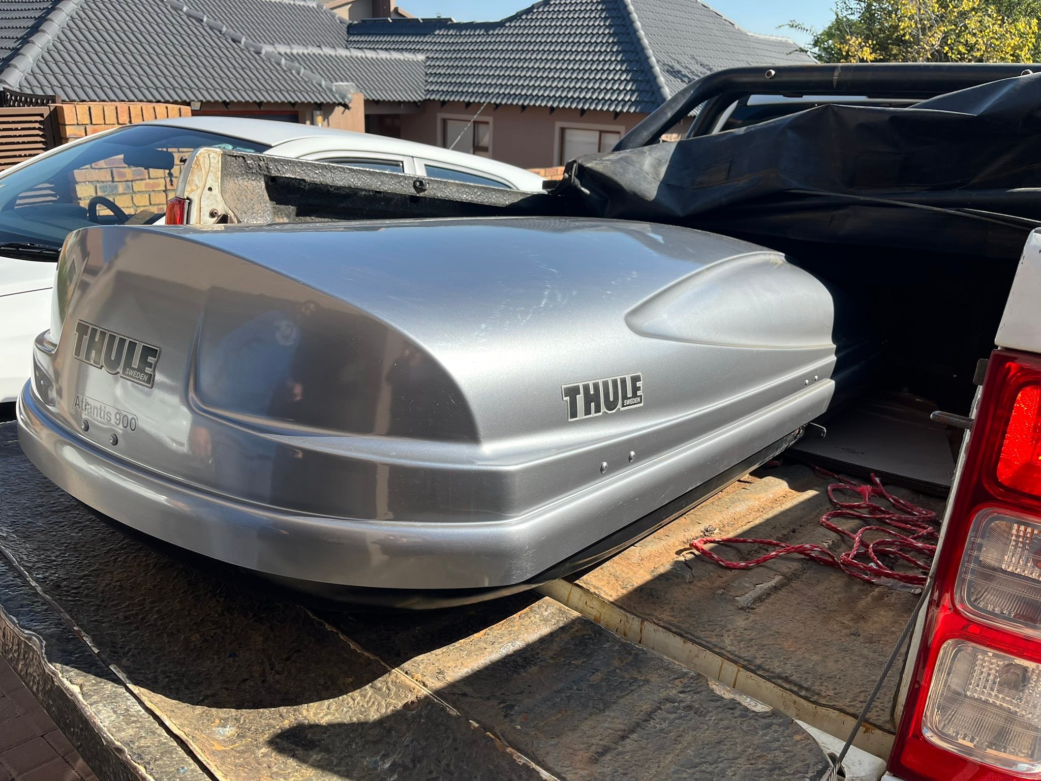 Selling a large Thule Atlantis 900 luggage roof box with the roof