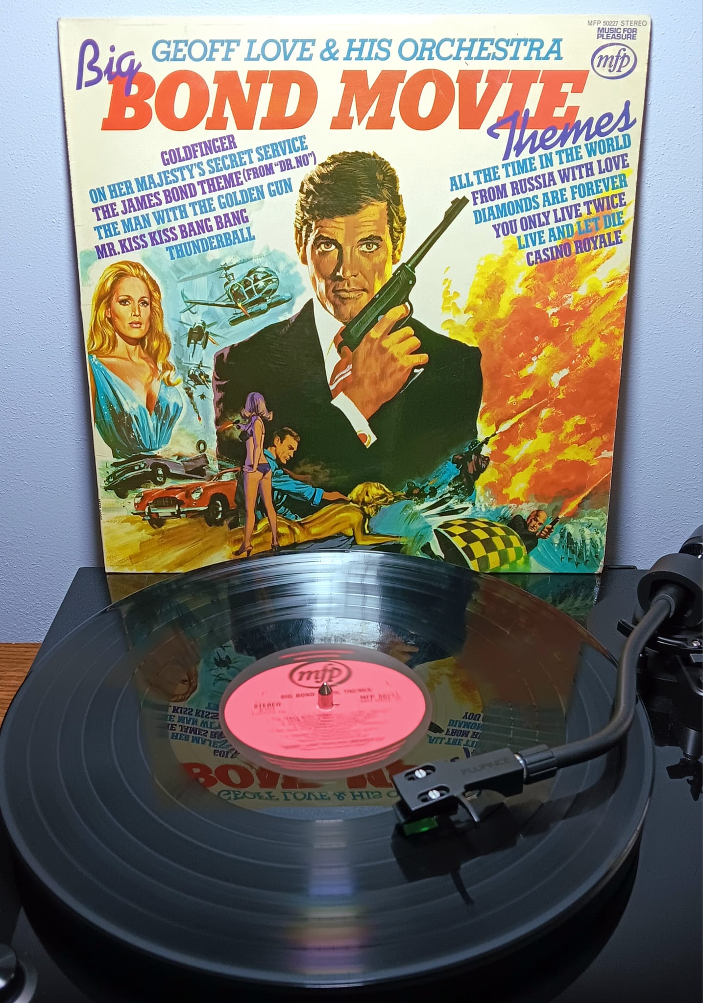 British 7″ Vinyl EP Single features four James Bond 007 Themes