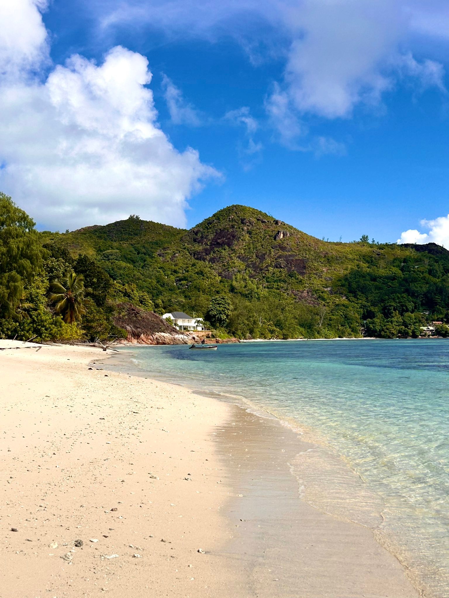 Petite anse Mahé Petite Anse est une plage spectaculaire située 