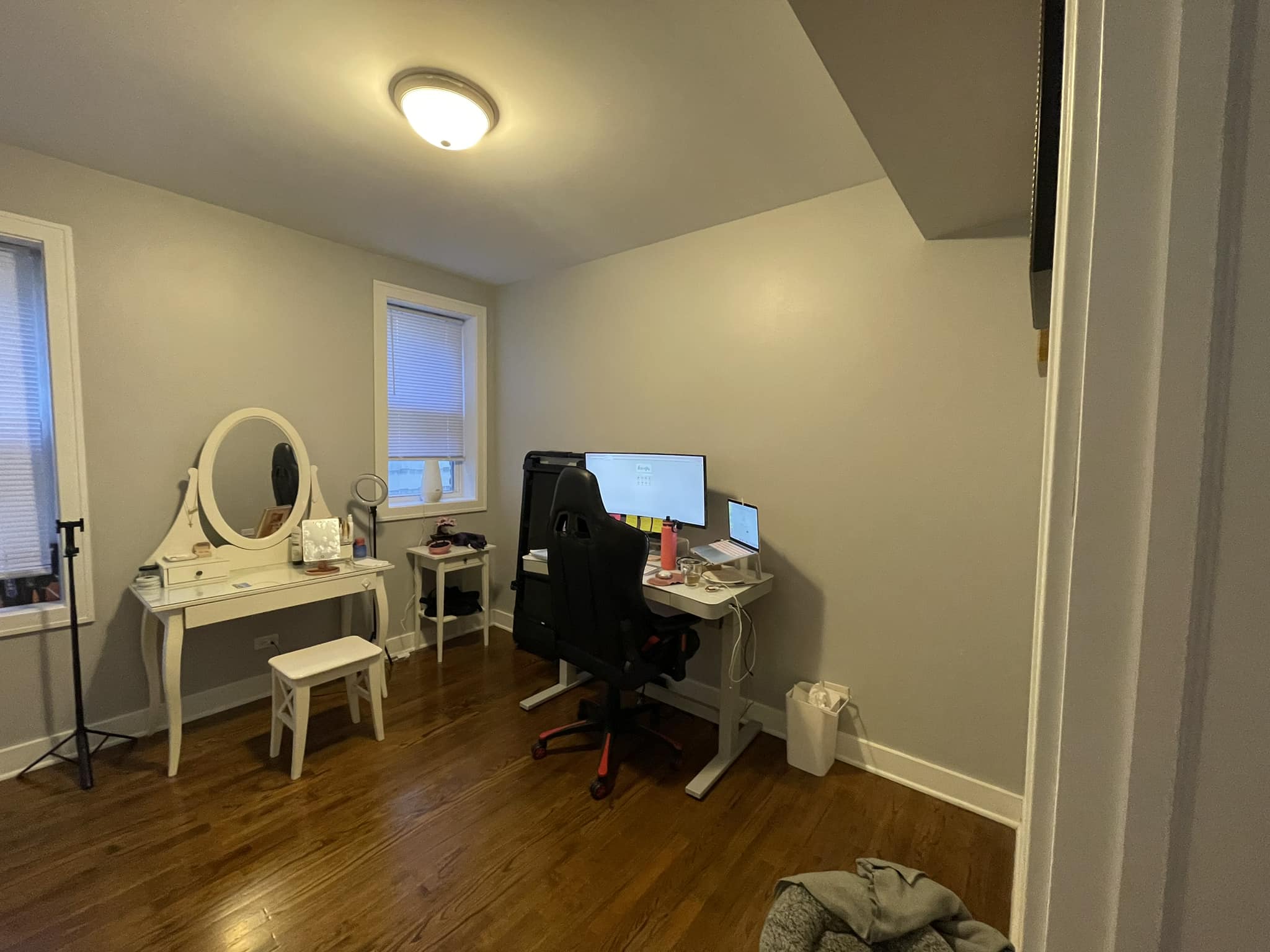 How to Decorate Windowless Office: Bright Ideas for a Cozy Space