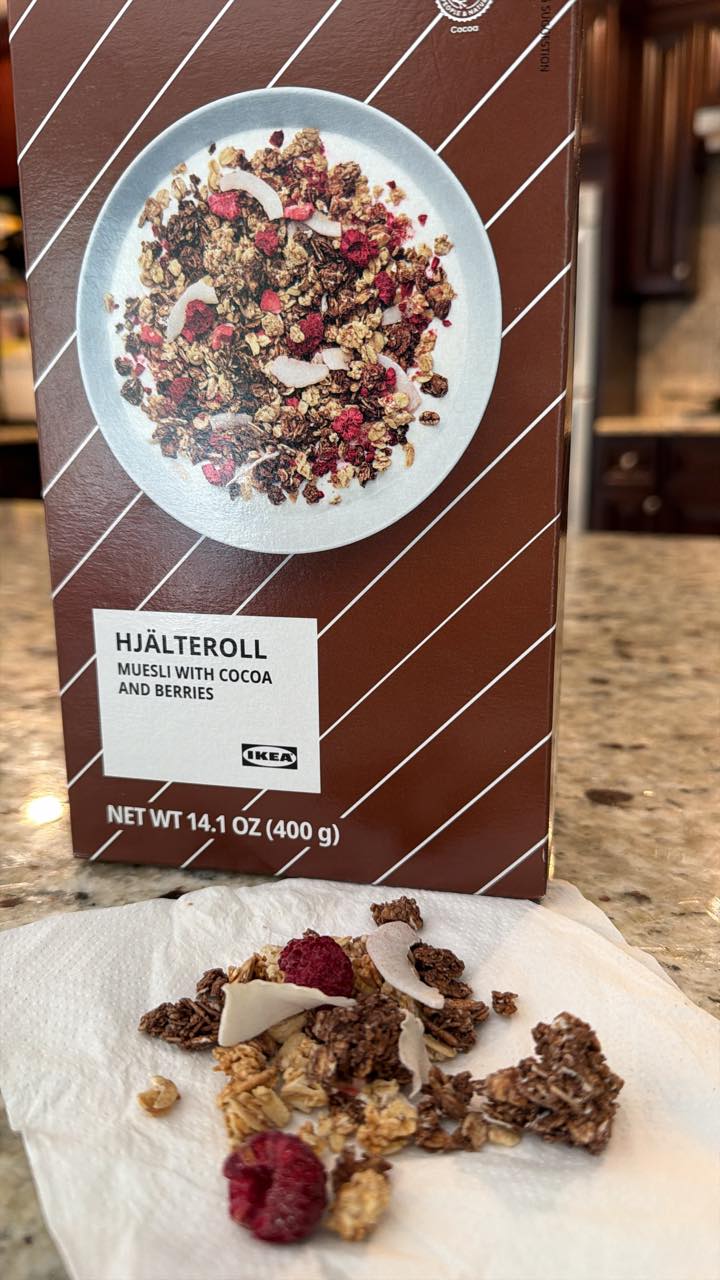 Ikea's Hjälteroll muesli with cocoa and berries