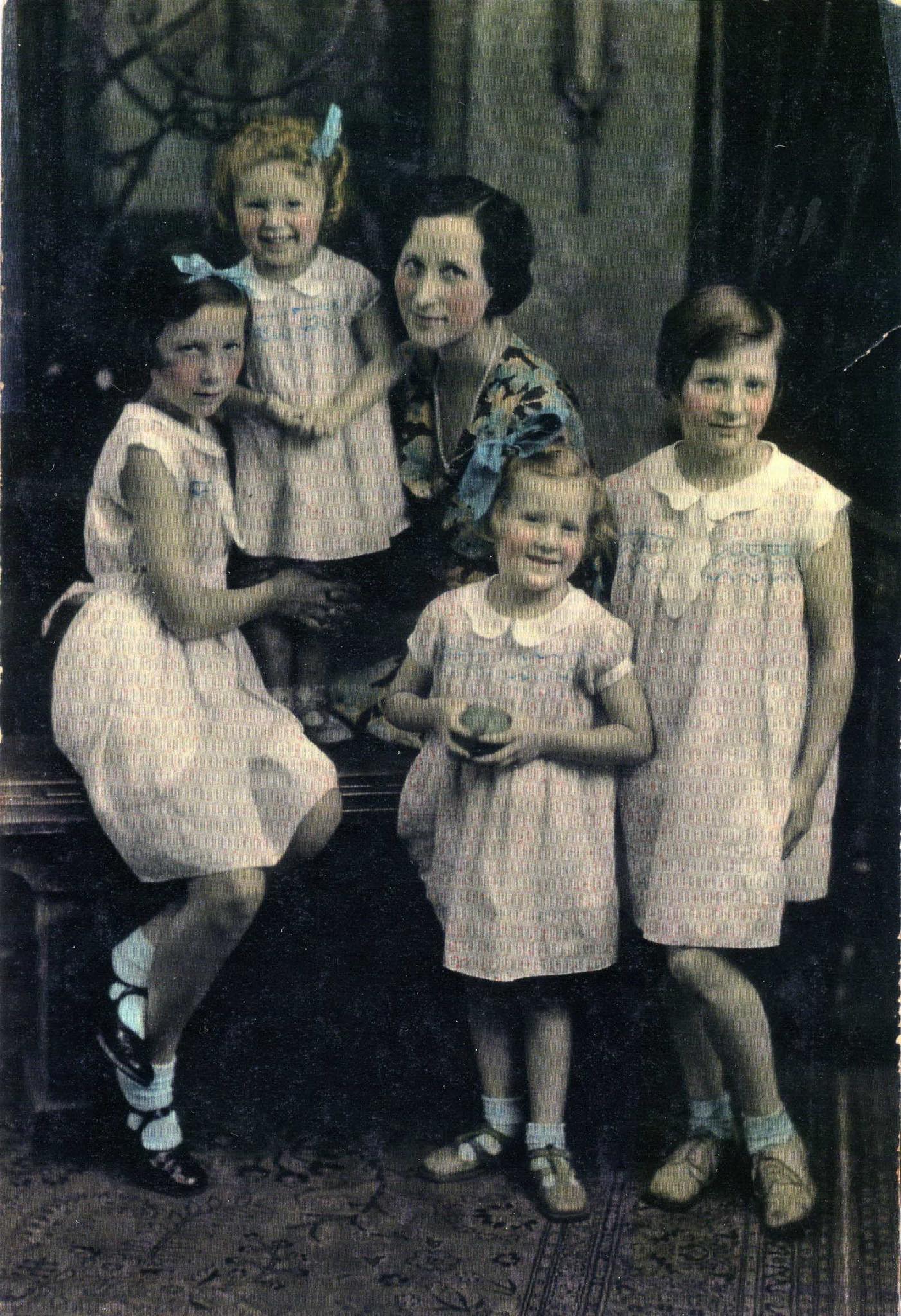✤ninni①✤1924年以前マイセン『トランプを持つ女性』 This photo of Minnie and Lydia Metzger was taken around 1924.