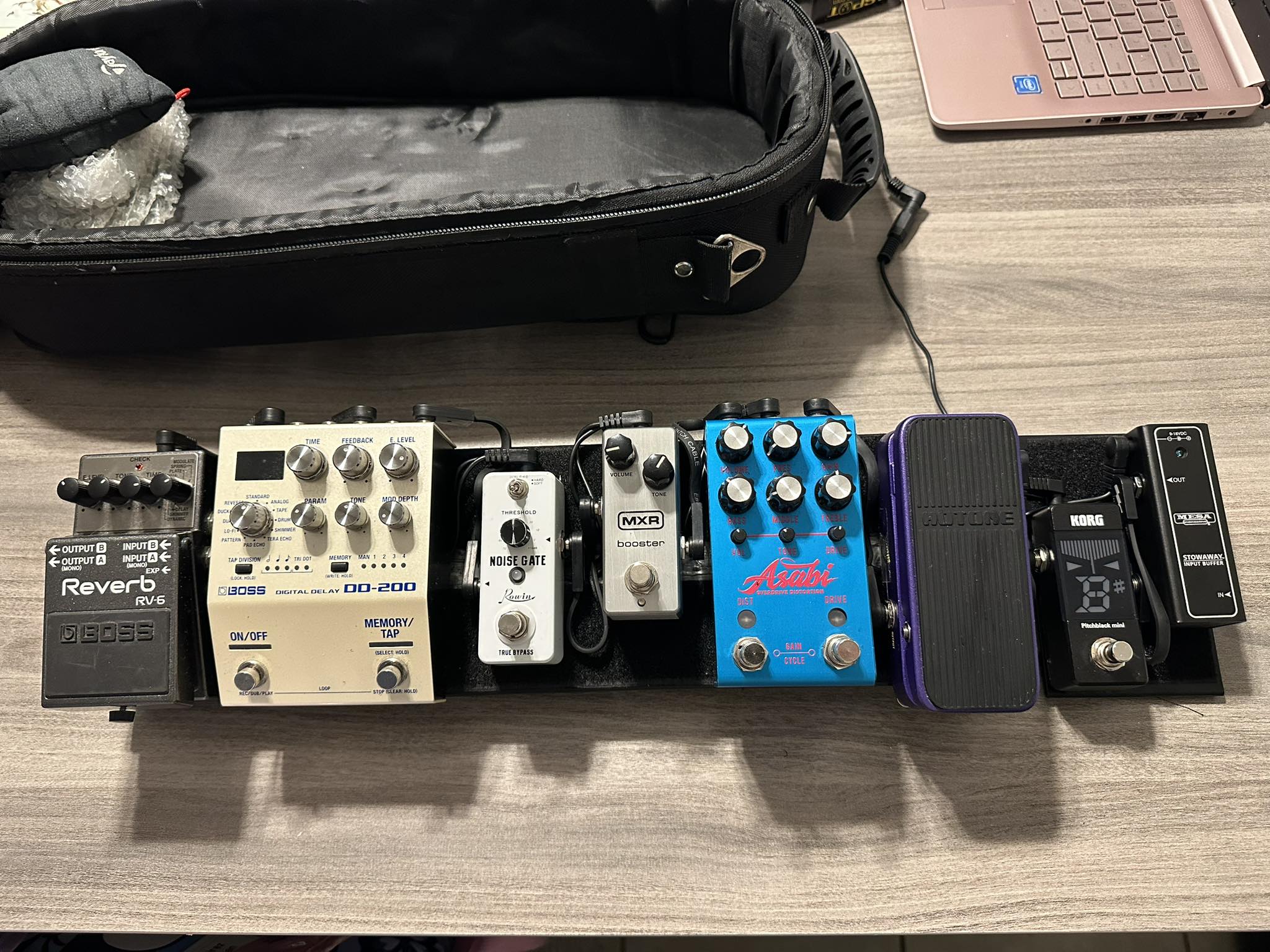 Pedalboard setup with noise gate and Mesa Stowaway input buffer