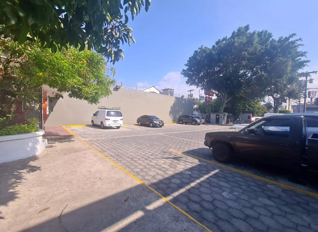 Se alquila local en zona 9 Centro comercial (MONTUFAR)