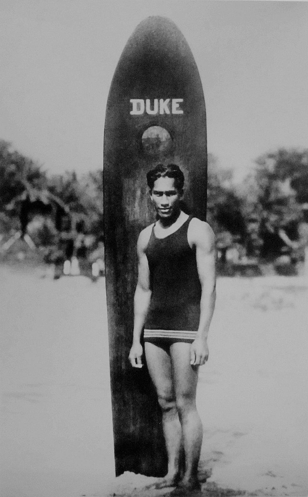サーフィンのレジェンド　デューク額 A century-old surfboard handcrafted by Duke Kahanamoku of Hawaiʻi