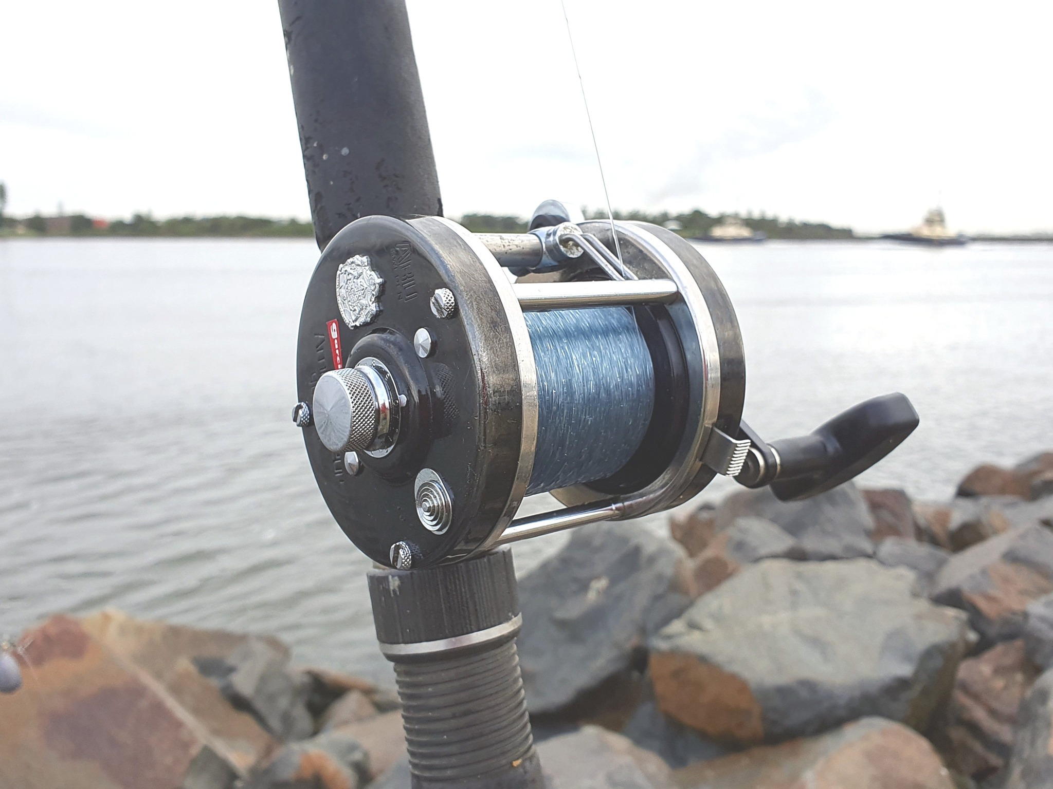fish on rod holder extension 7′′ x 8′′ Quick Release System (QRS) Riser Line Weight:10LB these can be easily spinning fishing rod Abu Garcia C3 Carp