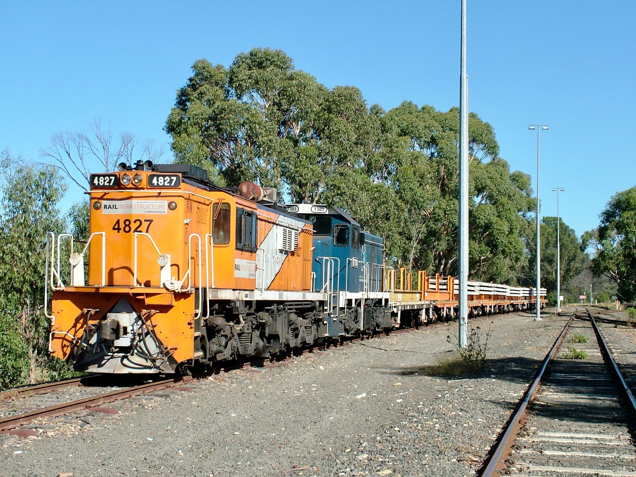 NSW Railways - Past and Present | 4827-T383 shunting 2207 sleeper train ...