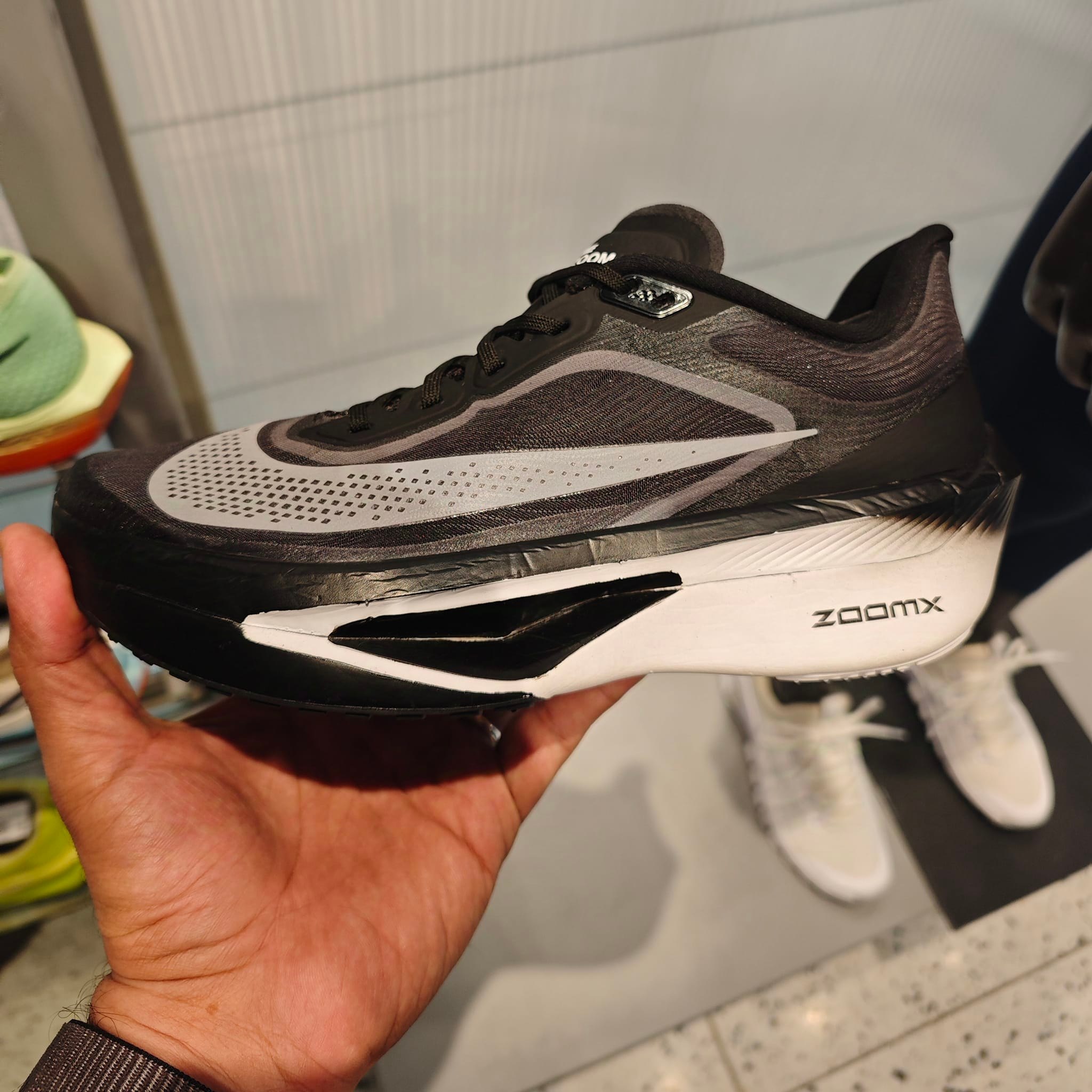 หา nike zoom fly 6 42/26.5