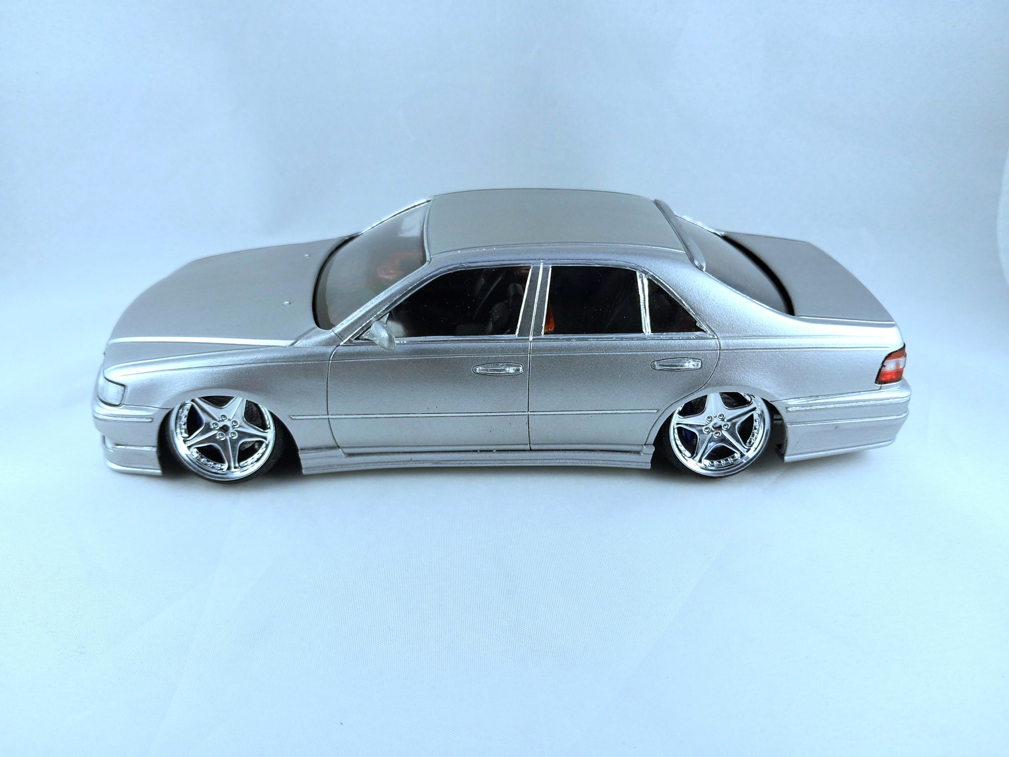 Custom 1/24 scale Aoshima Nissan Y33 Cima in VIP style