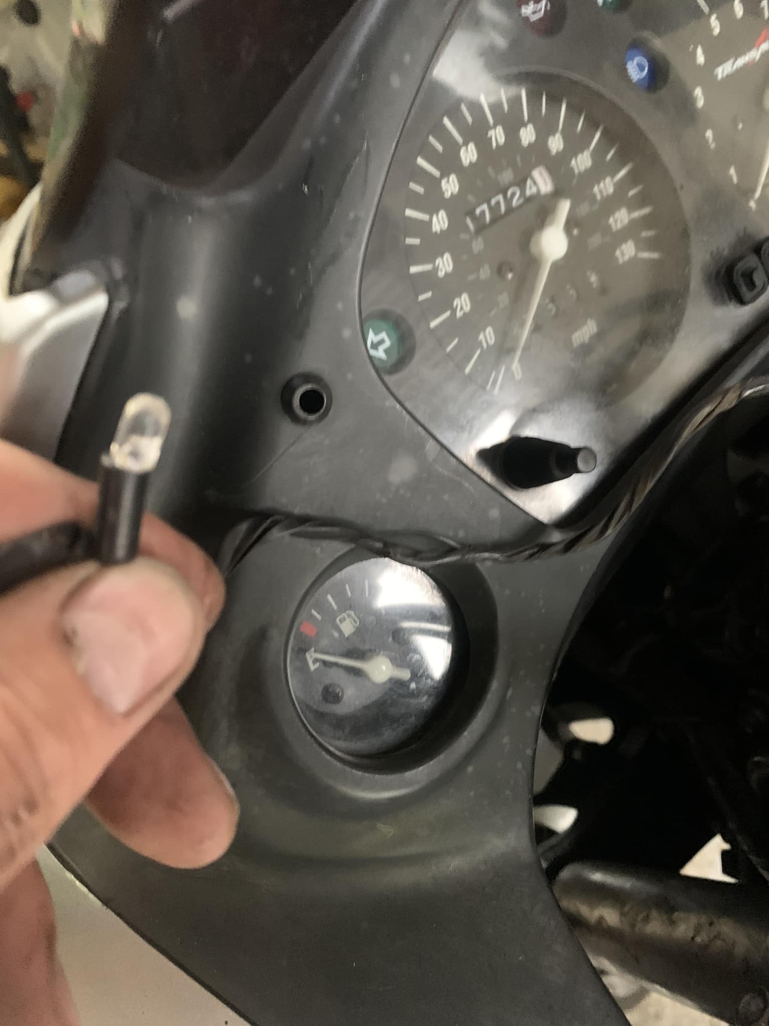 、 Hi all What is this little bulb for? It doesn't light up on my