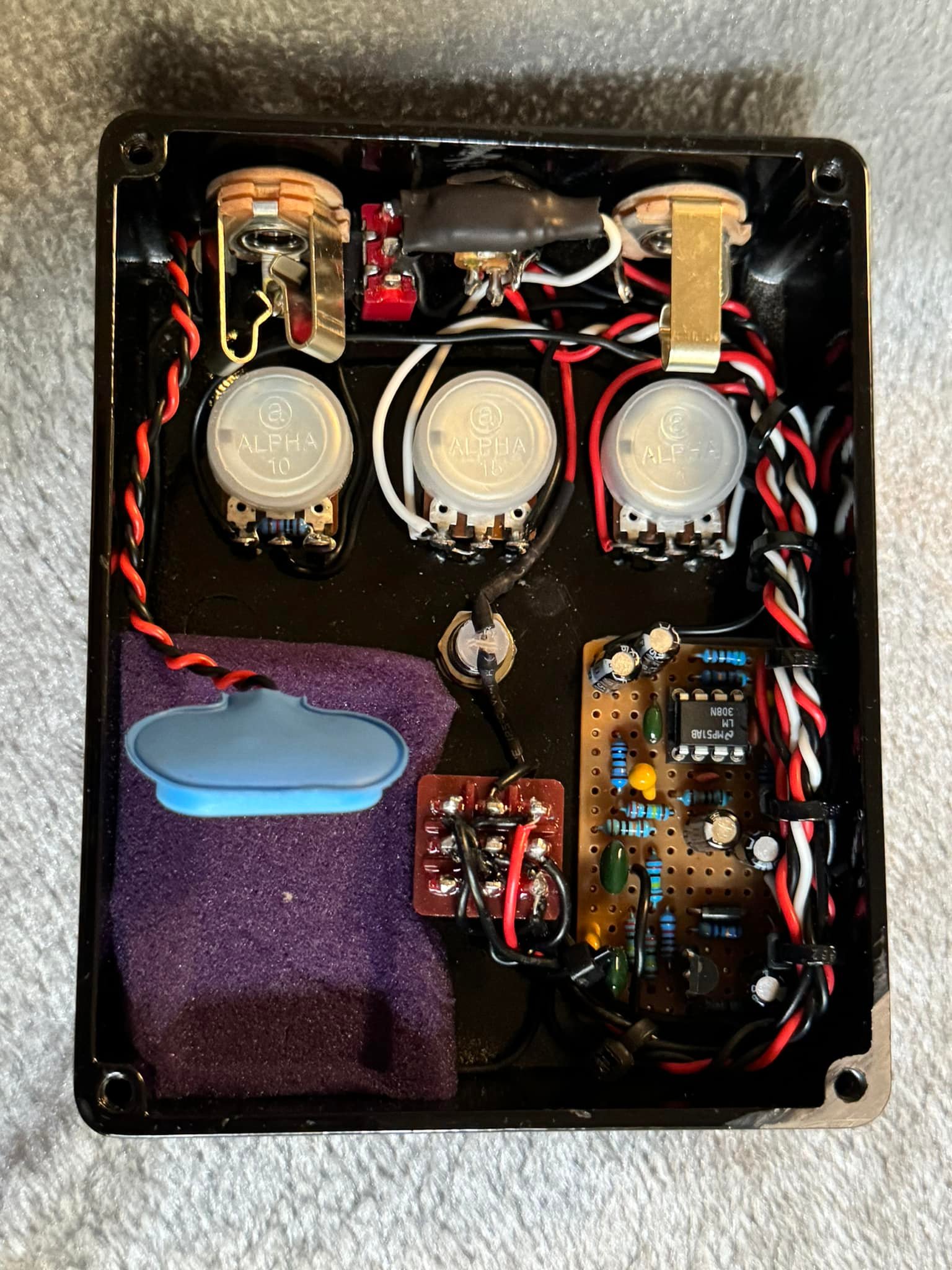 Playing with a Rat distortion pedal with NOS LM308N and turbo switch