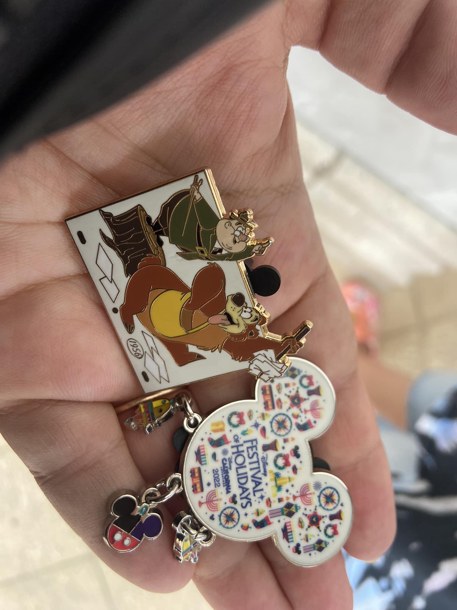 Identify Disney cast lanyard pin 2005?