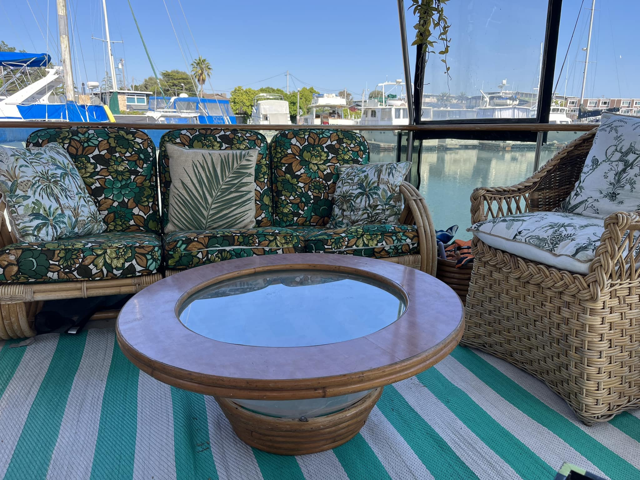 What are some creative ideas for repurposing a vintage bubble table?