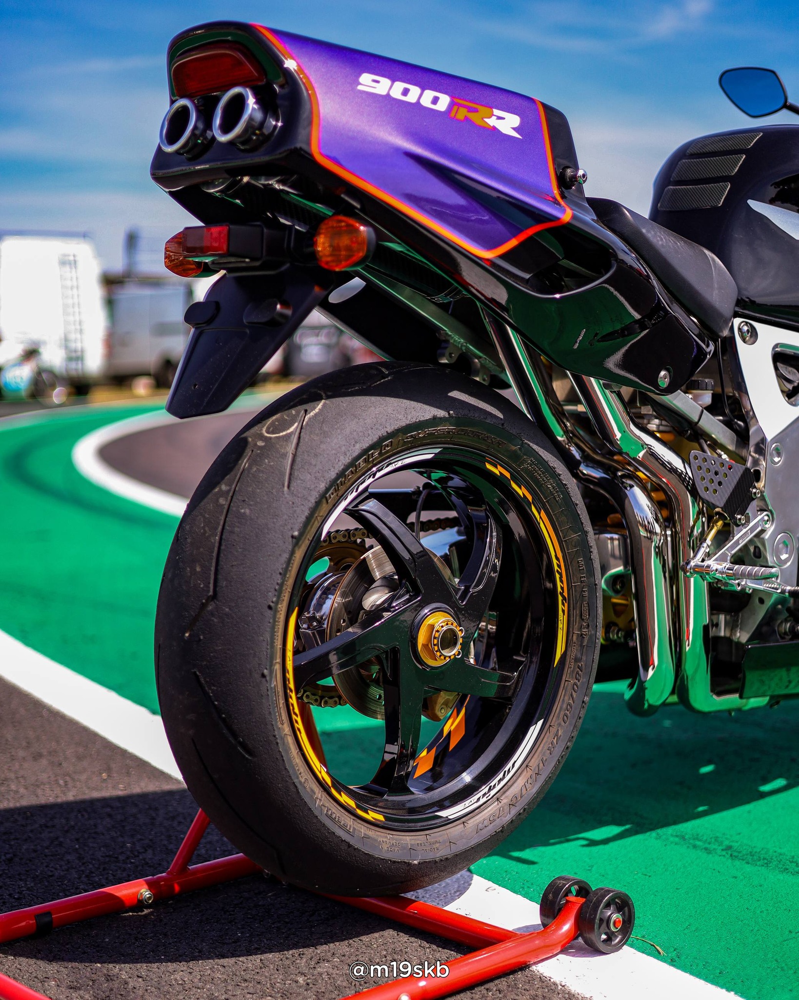1993 Honda CBR900RR Fireblade modified bike photoshoot