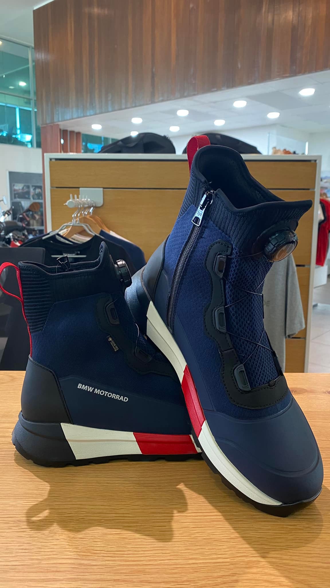 Discover the BMW GS Kawir GTX shoes, available in three colours