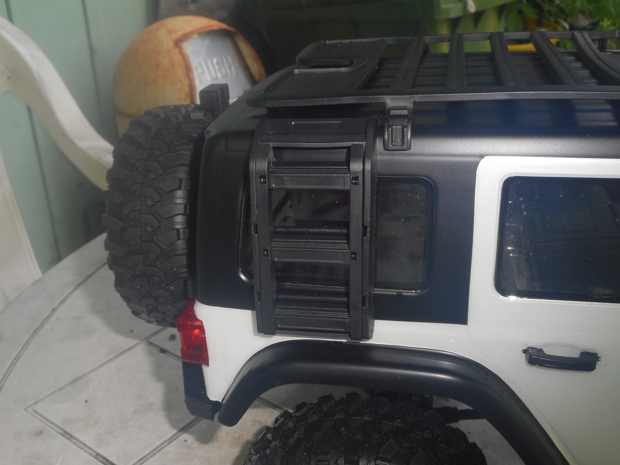 Fully functional 1/6 scale 21st century jeep model with working
