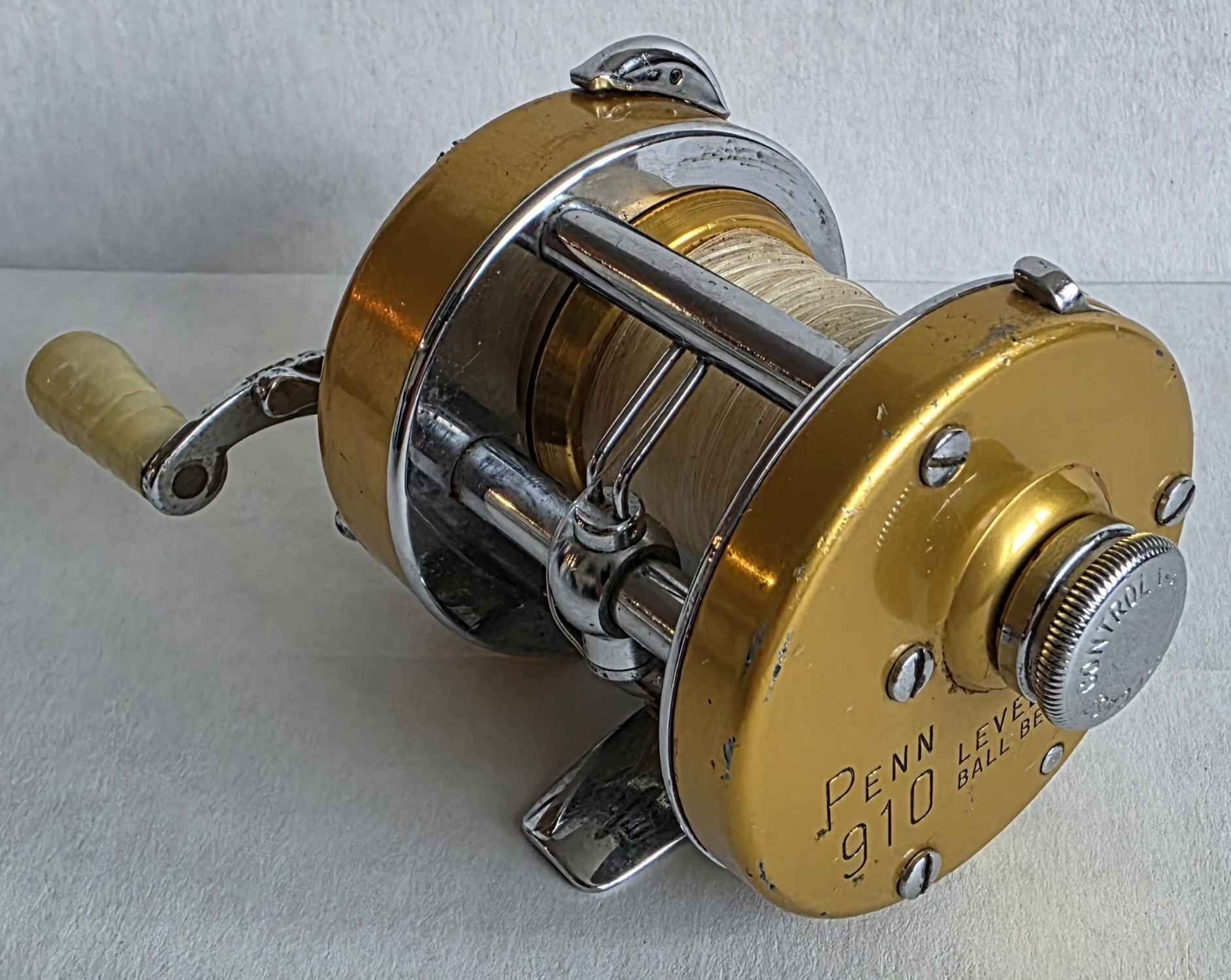 Vintage Penn 910 Levelmatic baitcasting reel has gold anodized