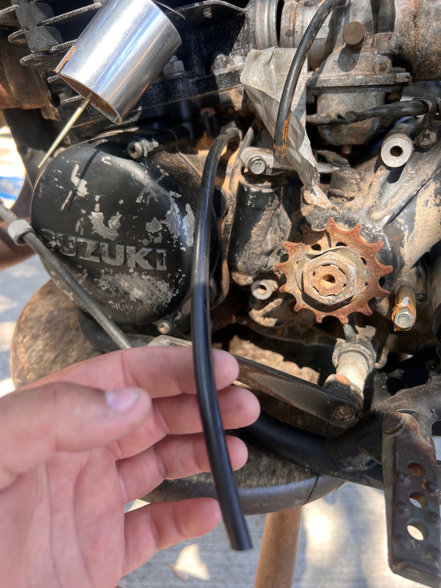 What is the purpose of the vacuum line on a Suzuki PE250?