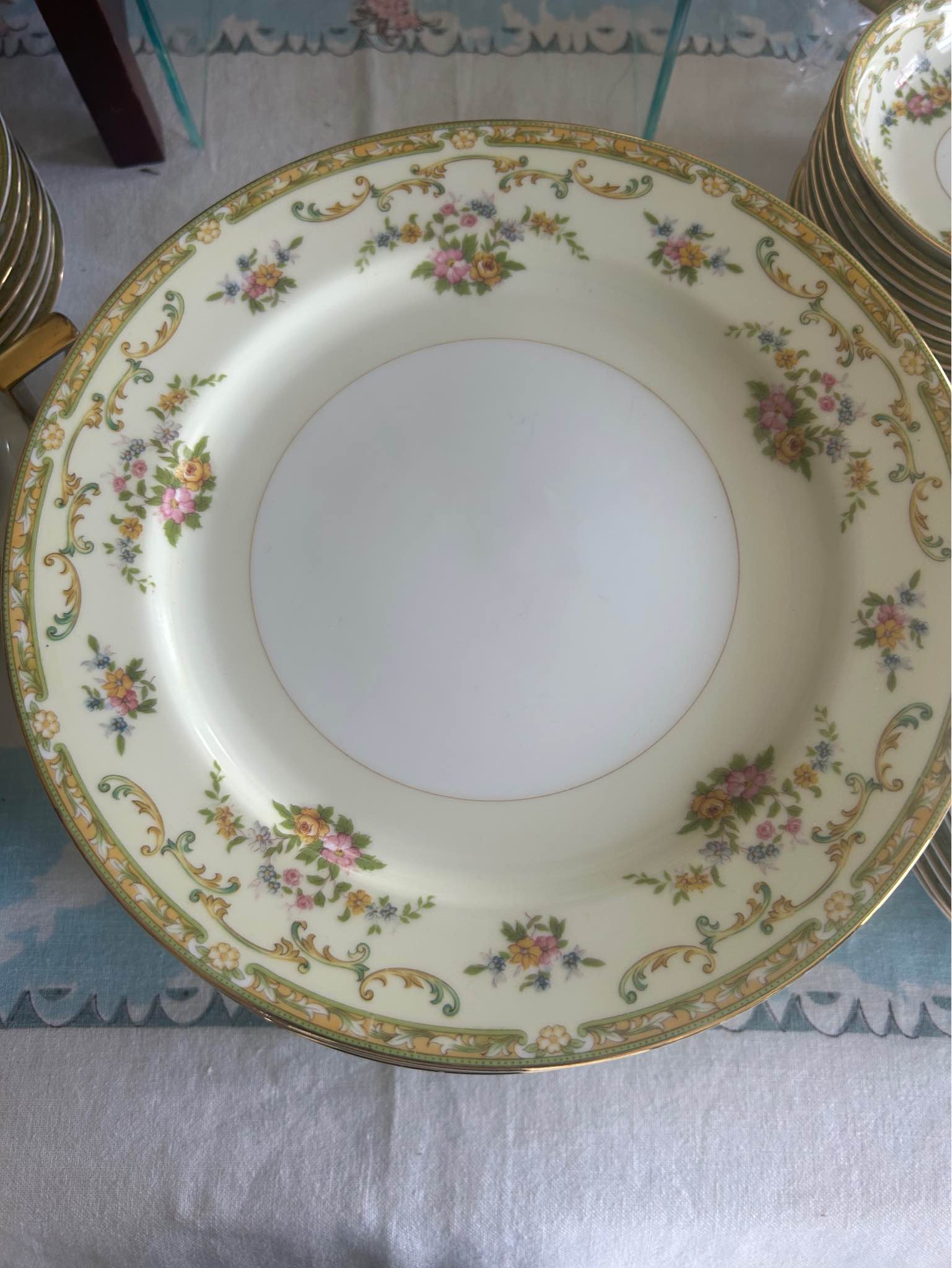 Noritake Fine Porcelain Signature Gold (4276) is a unique