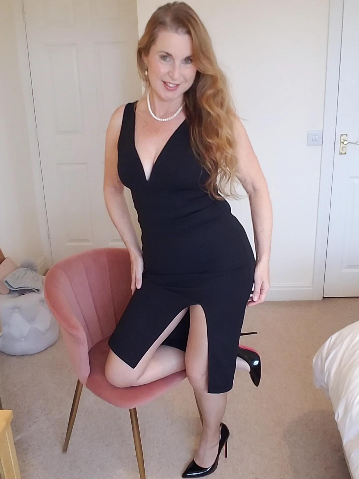 A black pencil dress and red bottom heels possibly the most timeless beautiful outfit ever 😍