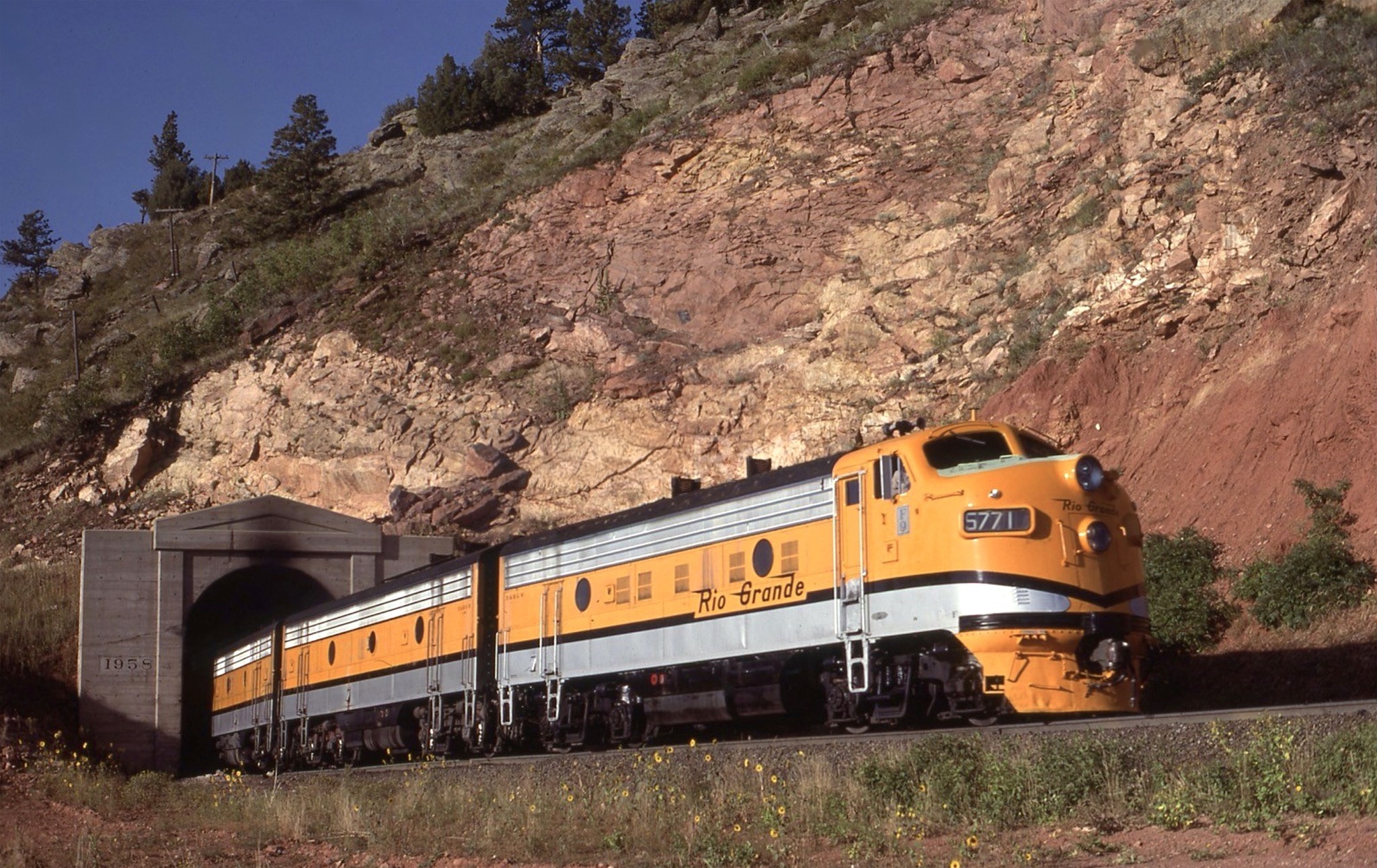 HO Denver & Rio Grande Western 客車 Rio Grande F7A #5711 at Denver, Colorado, circa 1970. Robert