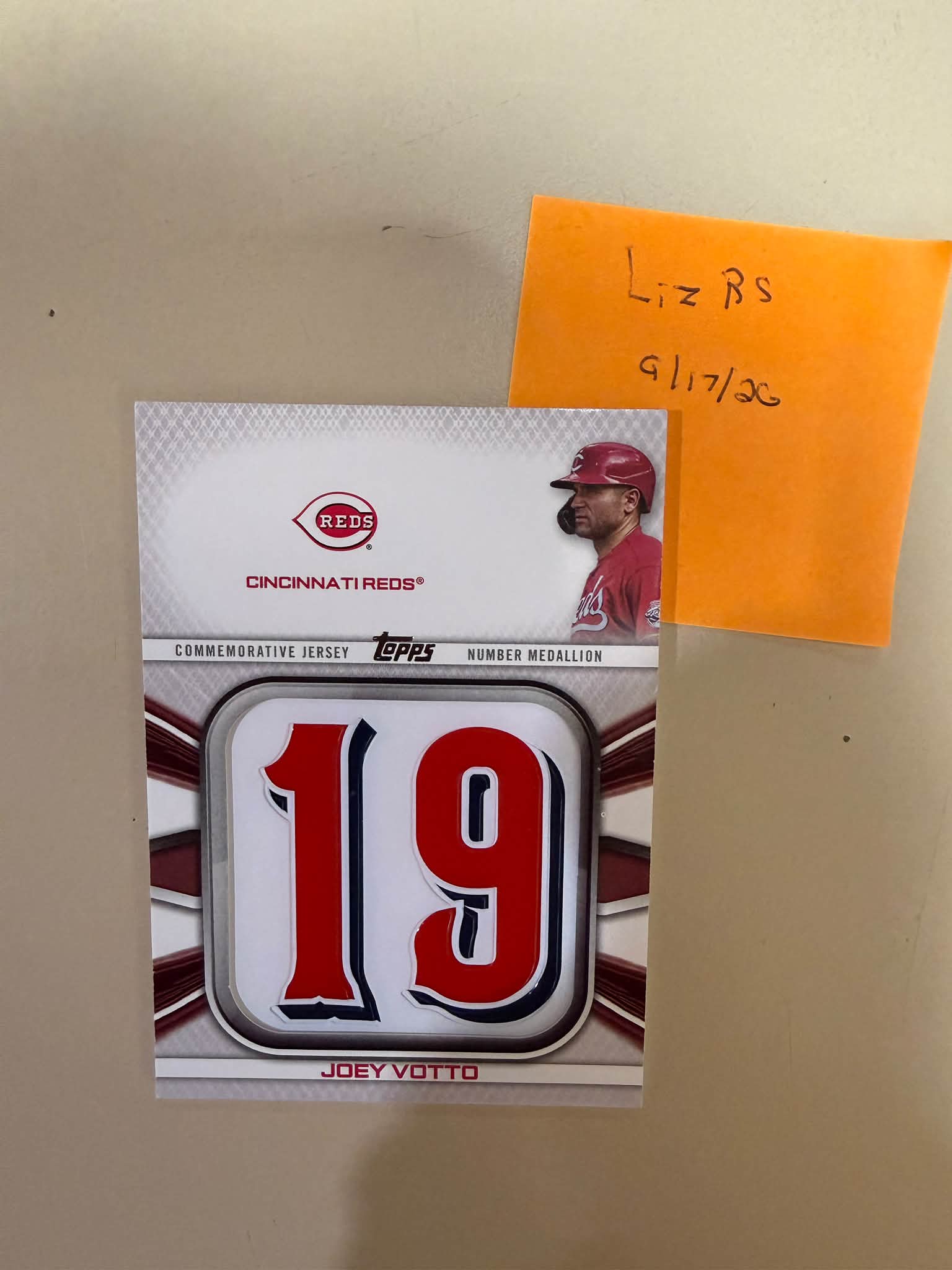 2022 TOPPS JOEY VOTTO PLAYER JERSEY NUMBER MEDALLION CARD #JNM-JV