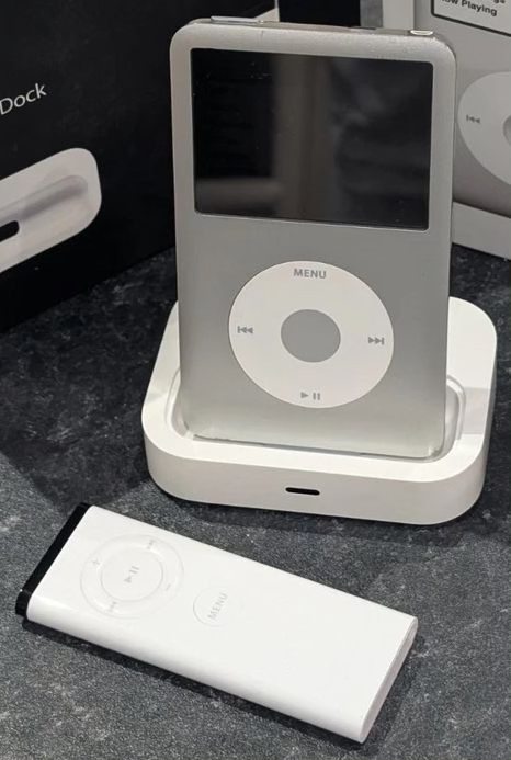 Can Universal Dock use iPod Classic's power for remote control?