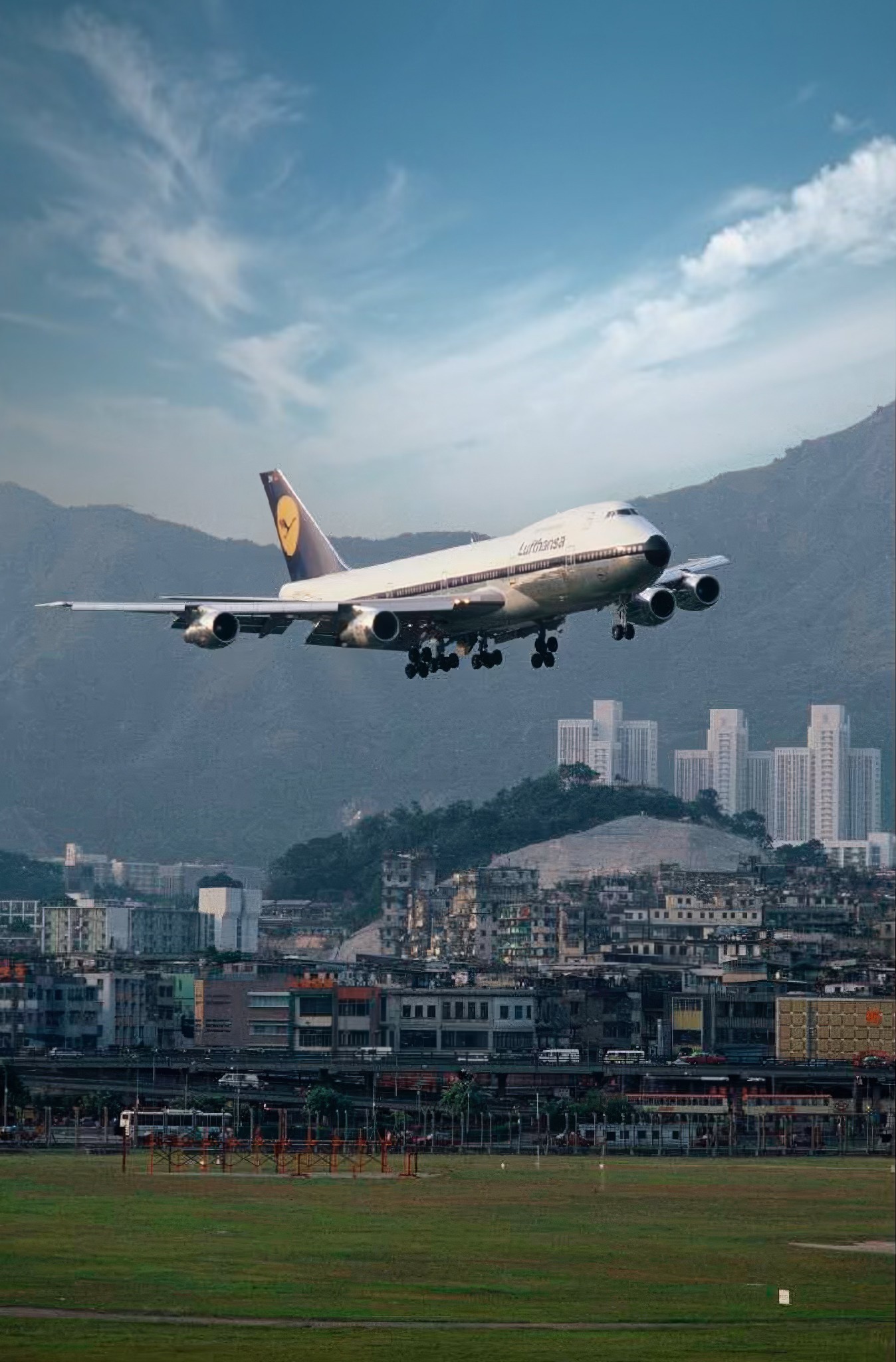 ✈️ Lufthansa 747-400 at Kai Tak
